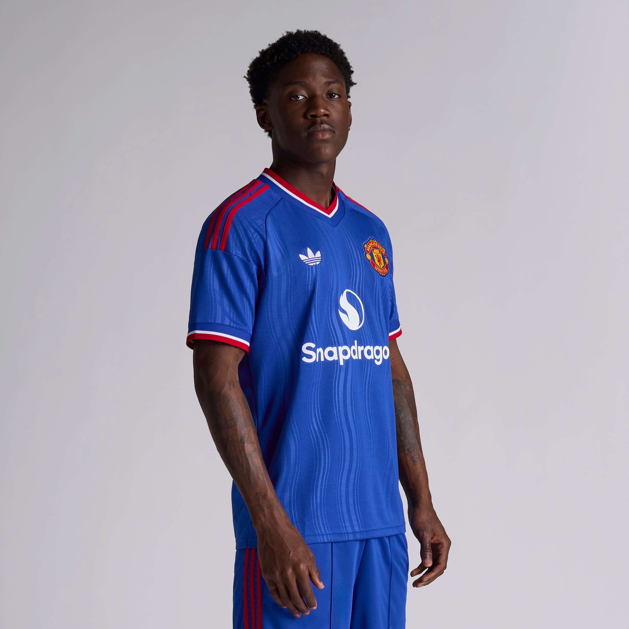 Manchester United 26/27 Away Jersey with Mainoo 37 EPL Printing & Badge Blue Detail [3-4]