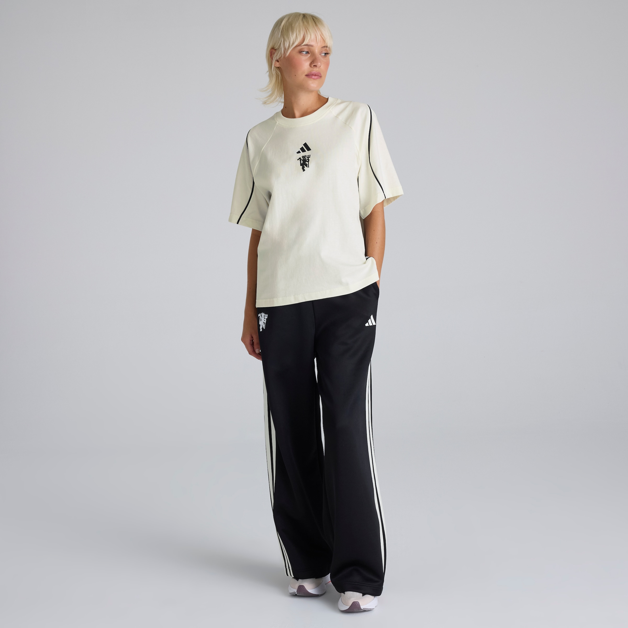 Manchester United x adidas Womens Stadium T-Shirt Cream Beige Détail [3-5]