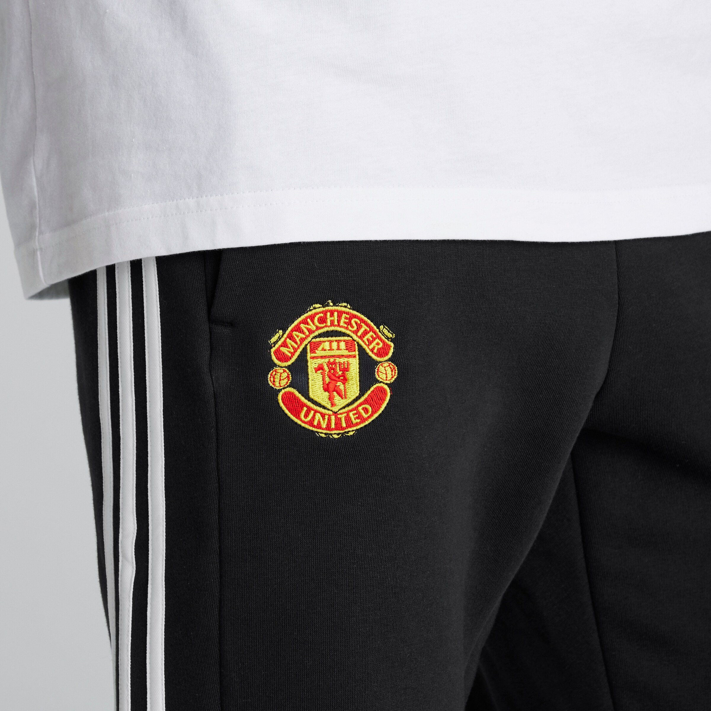 Manchester United x adidas Essentials Fleece 3-Stripes Joggers Black Noir Détail [5-5]