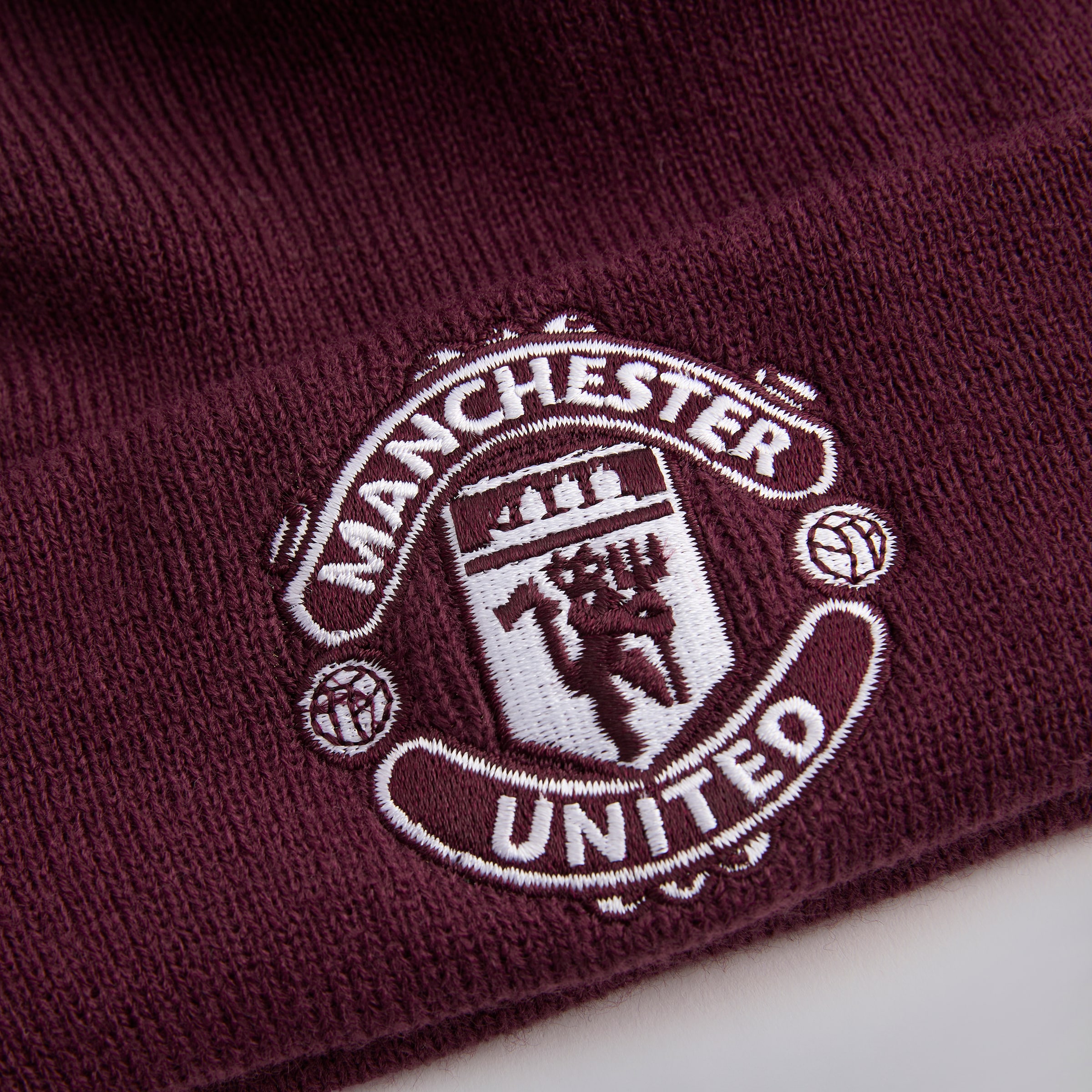 Manchester United x New Era Bobble Beanie Burgundy Red Detail [3-4]