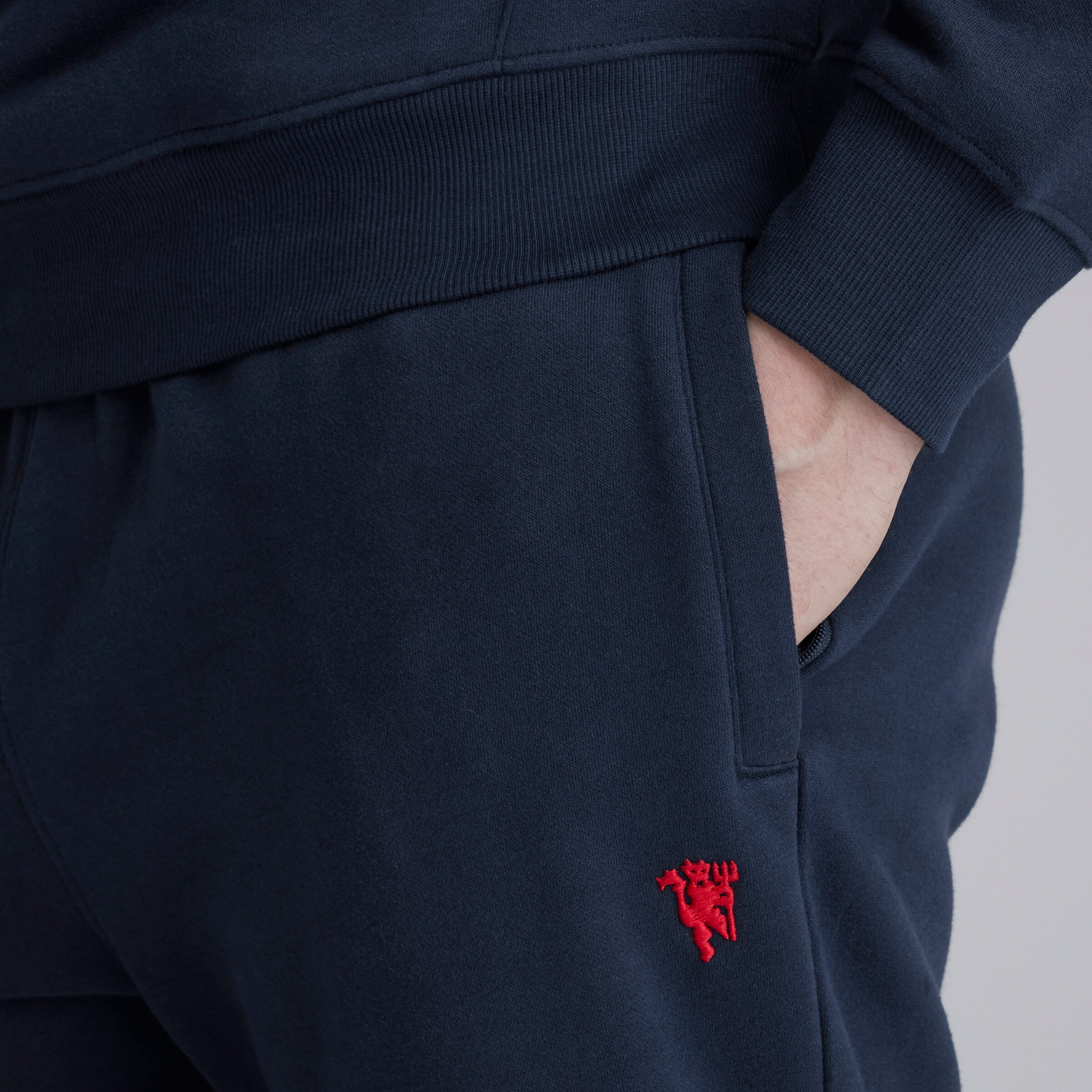 Manchester United Devil Essentials Joggers Navy Navy blue Detail [4-5]