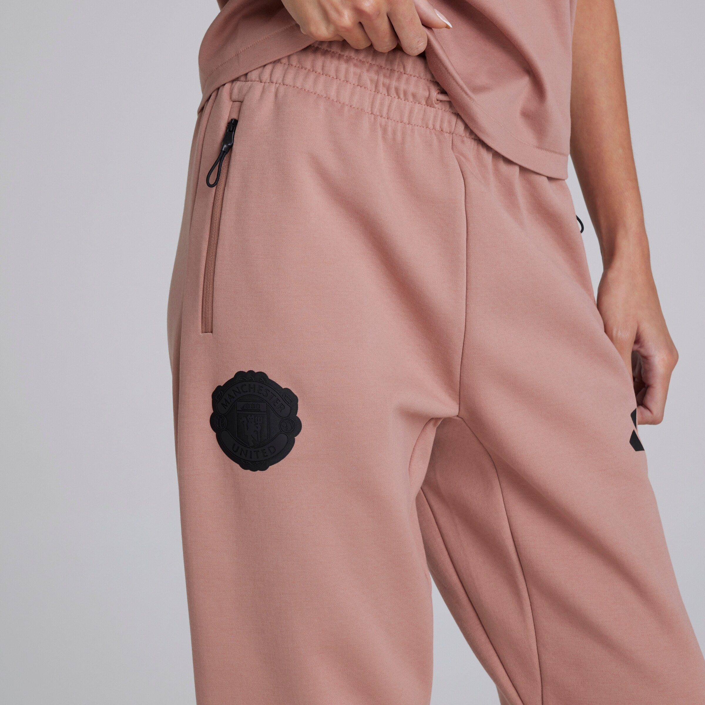 Manchester United x adidas Womens Z.N.E. Tracksuit Bottoms Pink Detail [5-5]
