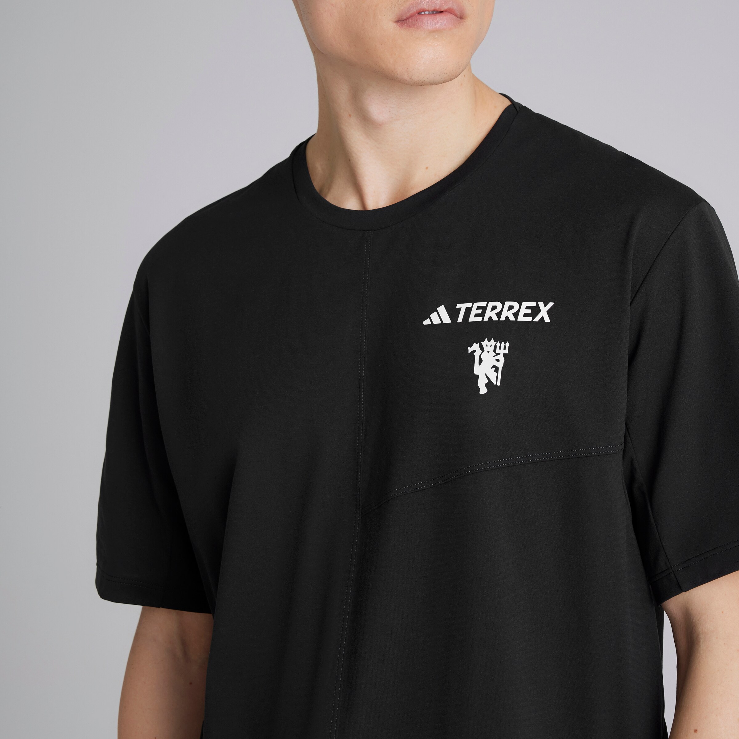 Manchester United x adidas Terrex CLIMACOOL T-Shirt Black Black Detail [5-5]