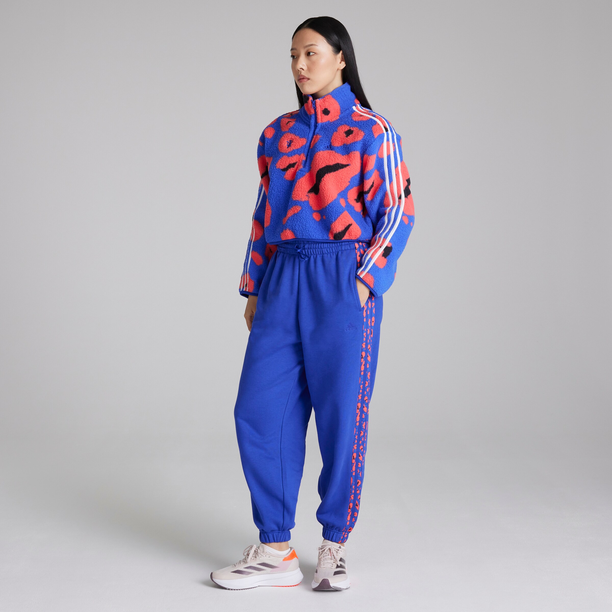 Manchester United x adidas Womens Essentials 3-Stripes Animal Print 1/4 Zip Top Blue Détail [3-5]