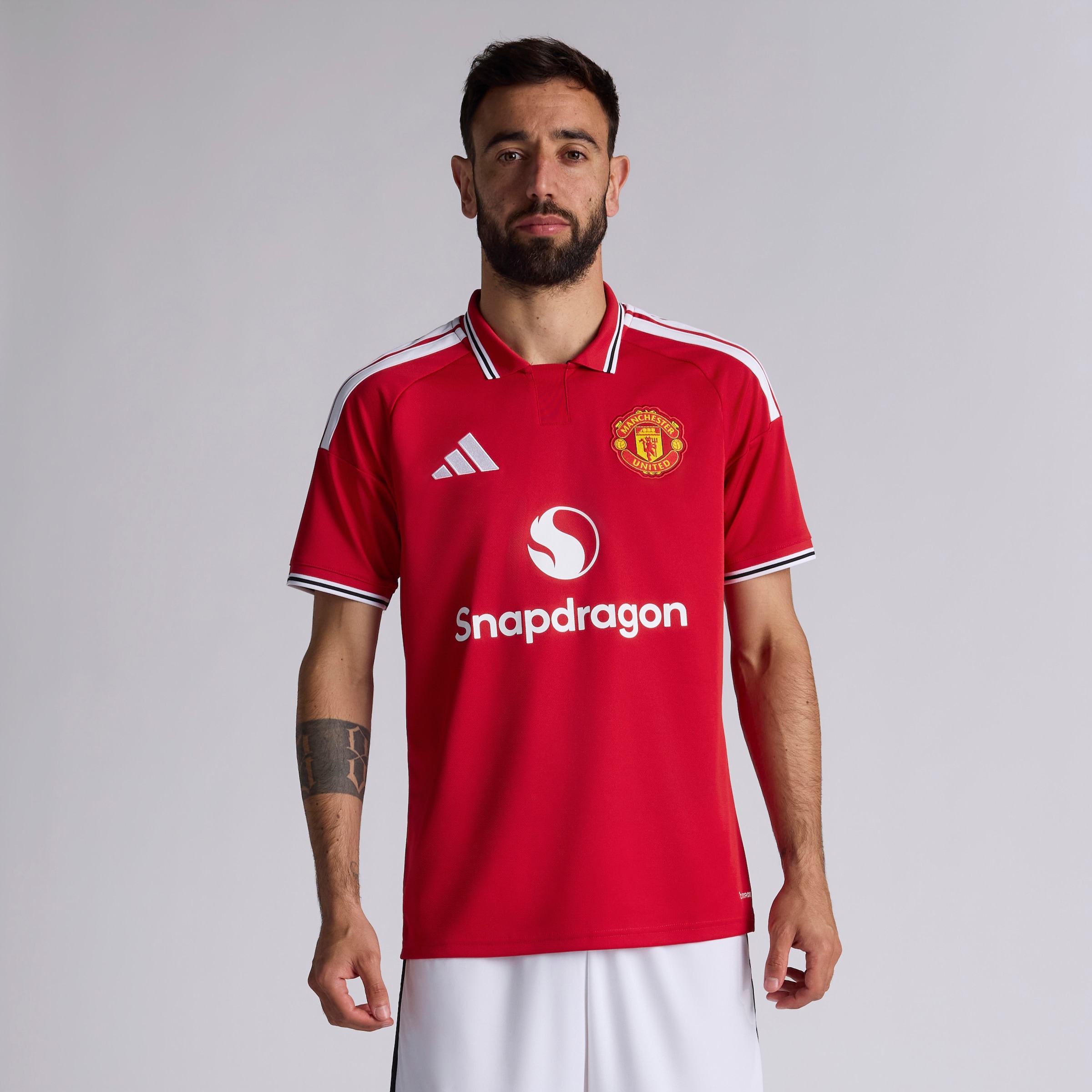 Manchester United 26/27 Home Jersey with Fernandes 8 EPL Printing & Badge Rouge Détail [2-4]