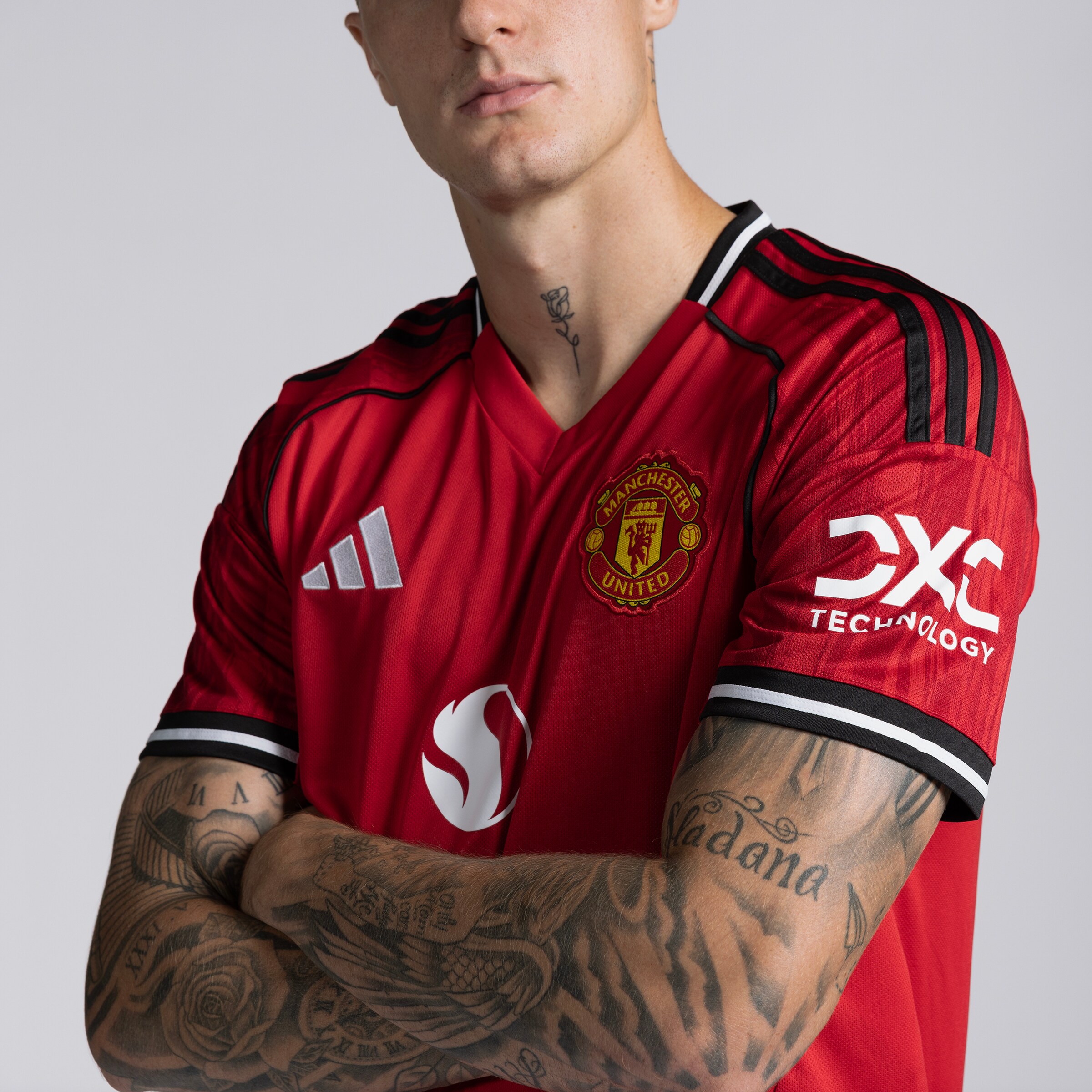 Manchester United 25/26 Home Jersey with Sesko 30 Club Printing Rouge Détail [4-5]