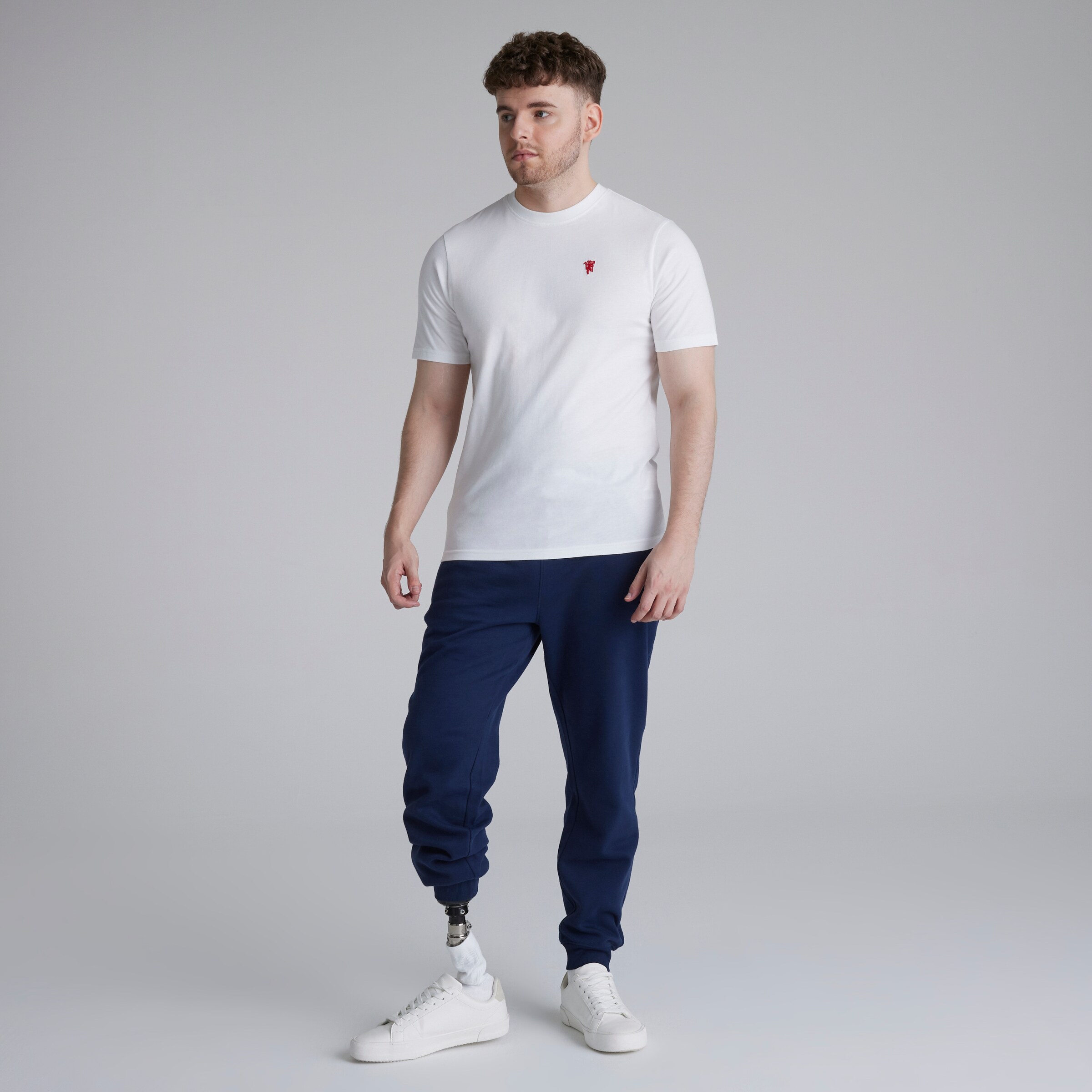 Manchester United Devil Essentials T-Shirt White Blanc Détail [3-4]