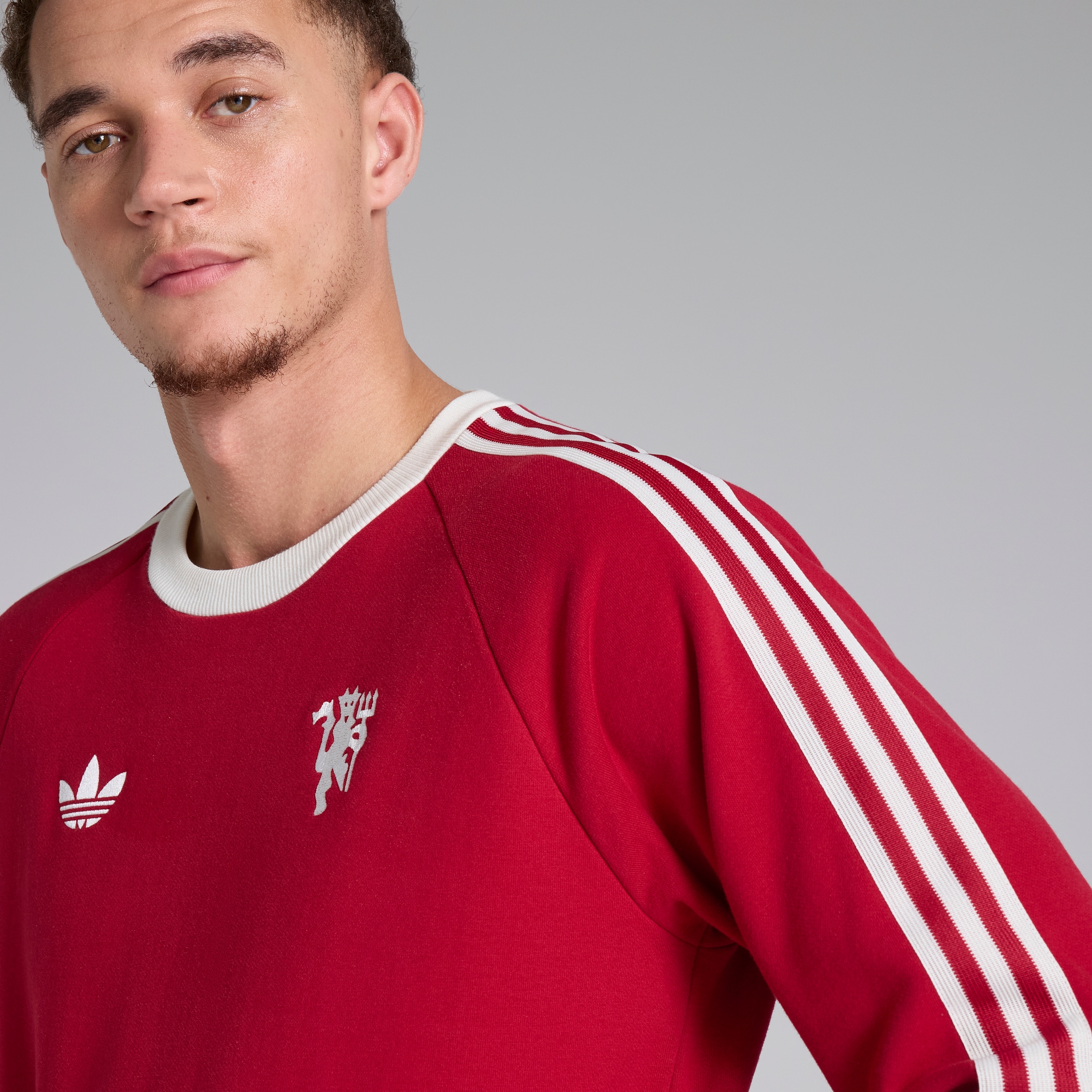 Manchester United x adidas Originals Crew Sweat Red Red Detail [4-5]
