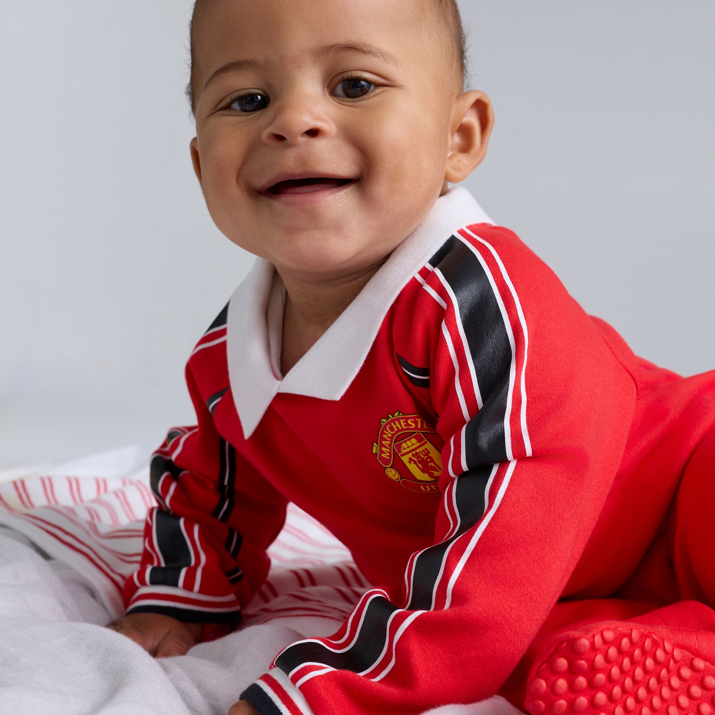 Manchester United Baby 1998/00 Retro Home Sleepsuit Red Red Detail [4-6]