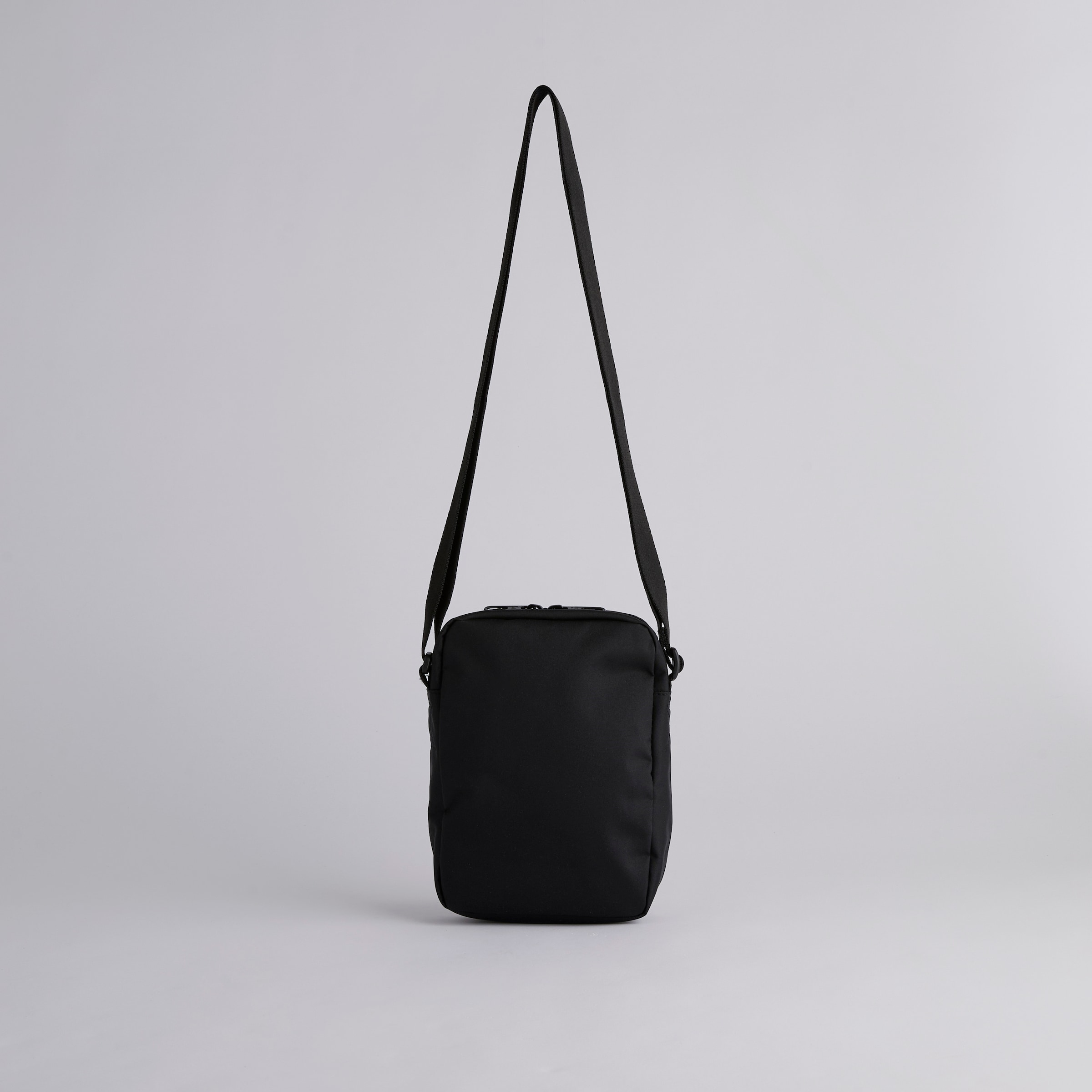 Manchester United x adidas Essentials Linear Organiser Black Black Detail [2-4]