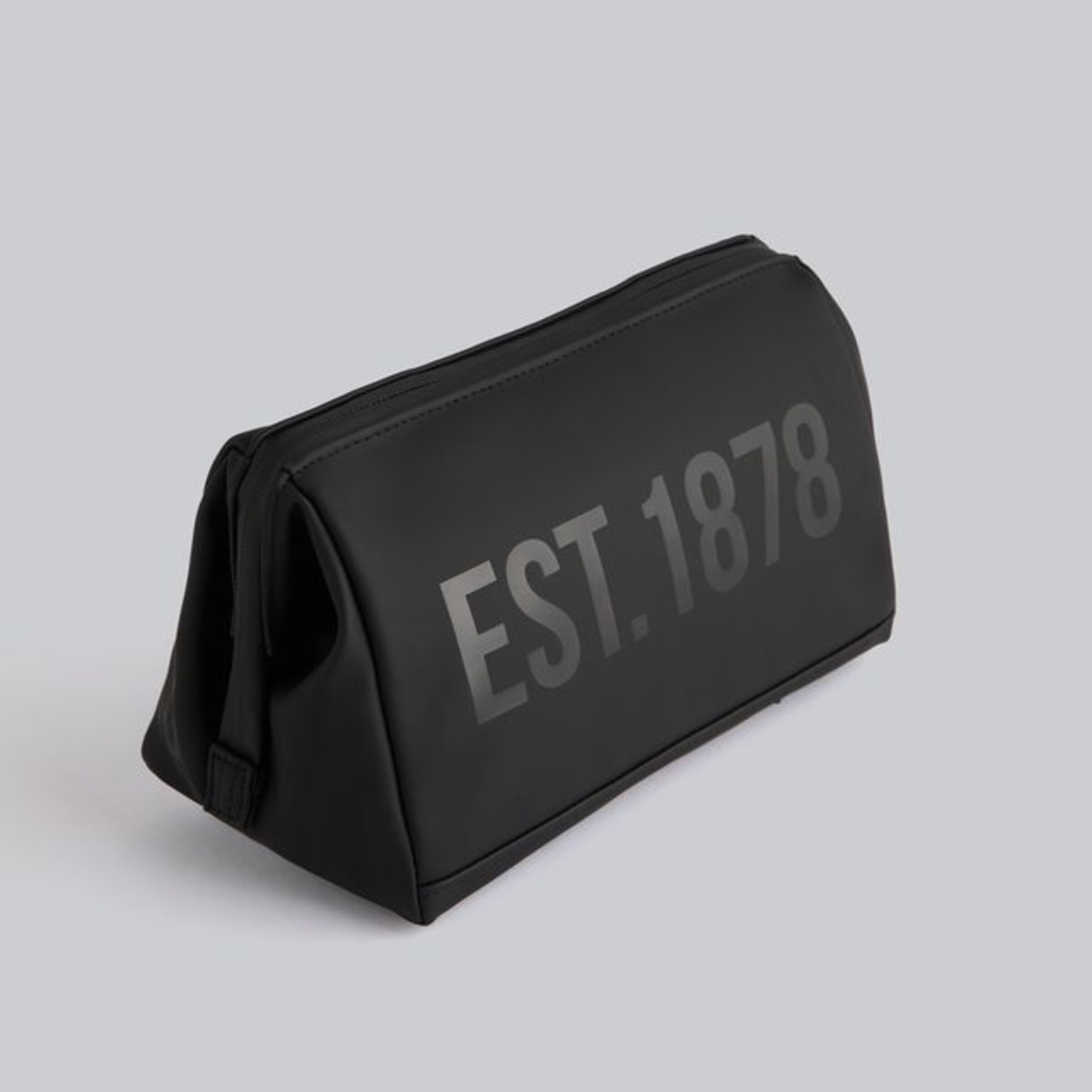 Manchester United Executive Washbag Black Black Detail [3-4]