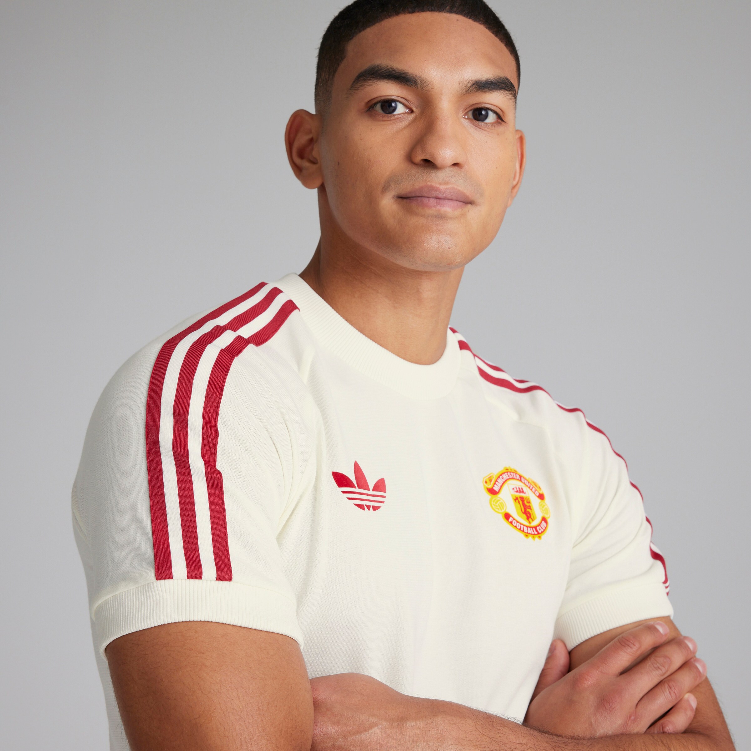 Manchester United x adidas Originals Adicolor Classics 3-Stripes T-Shirt White Blanc Détail [5-5]