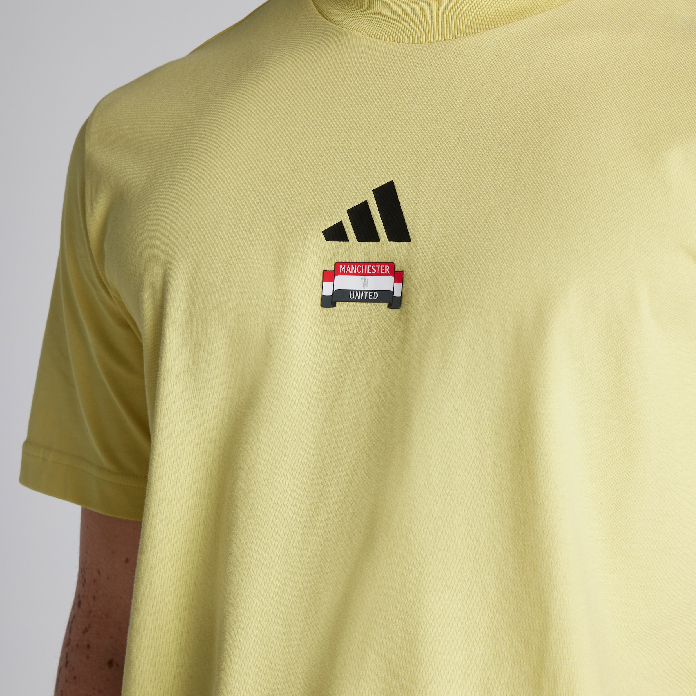 Manchester United x adidas City Escape T-Shirt Yellow Yellow Detail [5-5]