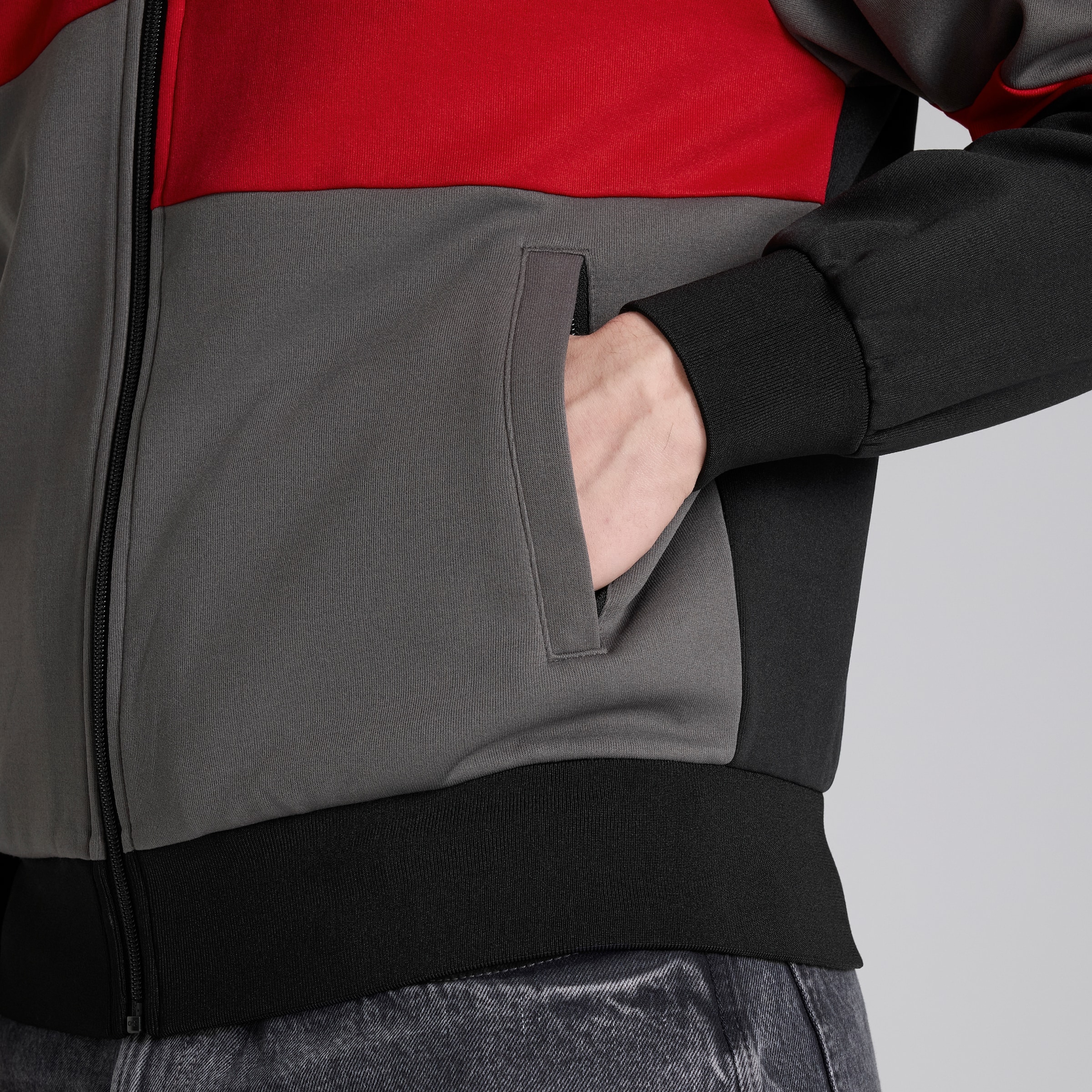 Manchester United Panelled Retro Track Jacket Black Black Detail [4-5]