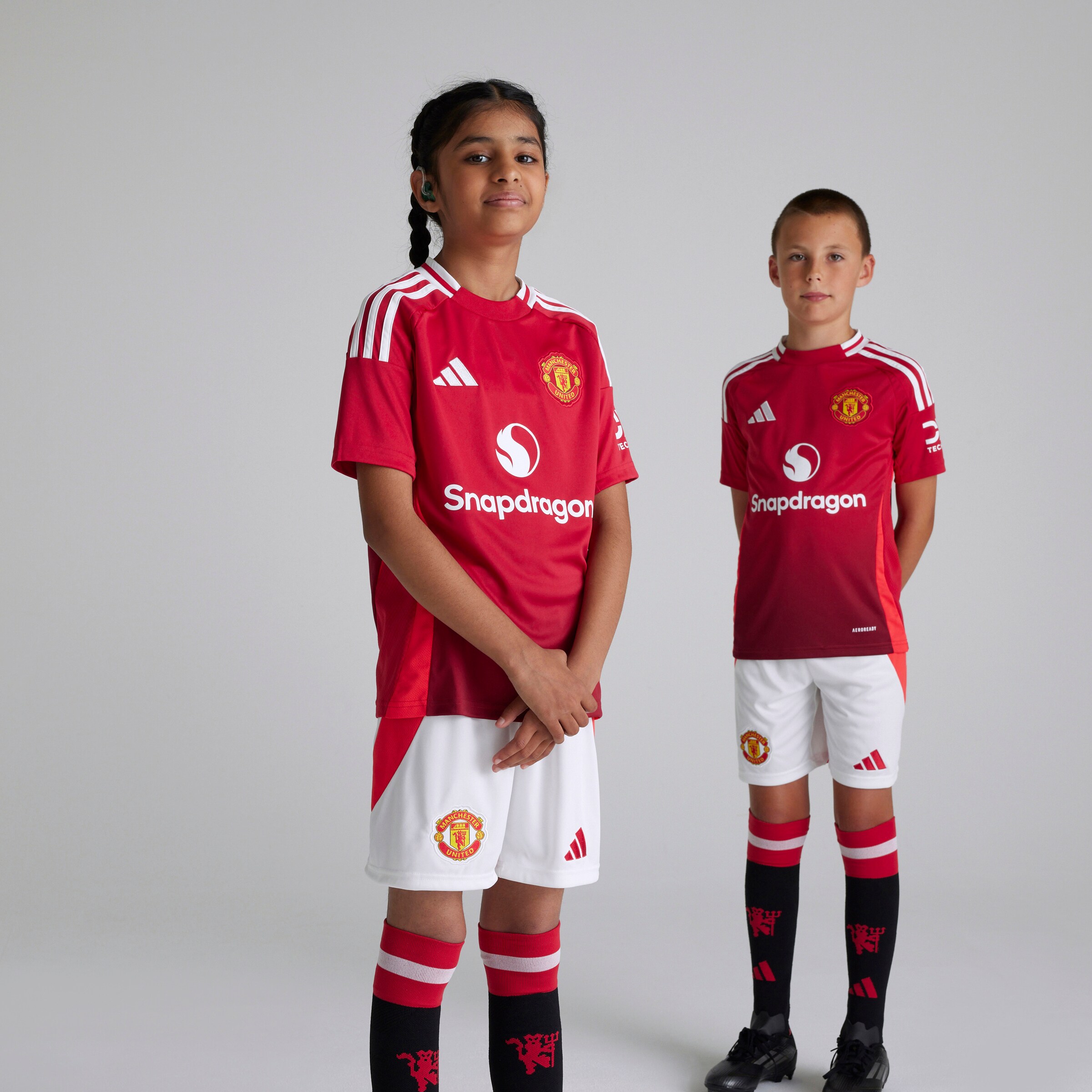 Manchester United 24/25 Home Jersey Kids with Ugarte 25 Cup Printing Rouge Détail [5-6]