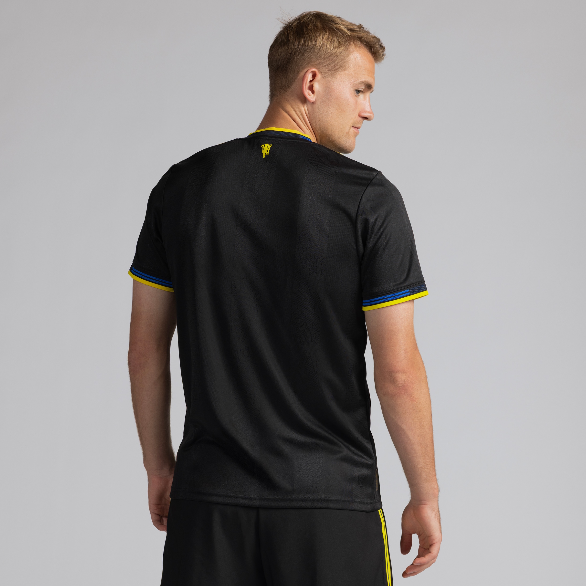 Manchester United 25/26 Third Authentic Jersey Black Detail [2-5]