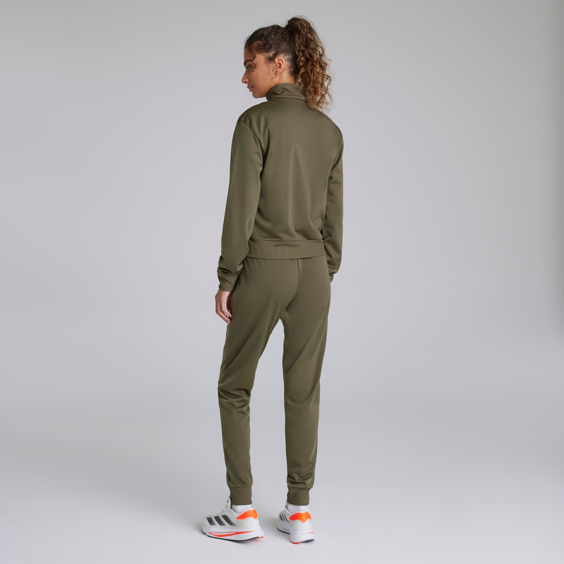 Manchester United x adidas Womens Essentials Feelcozy Tracksuit Green Green Detail [2-5]