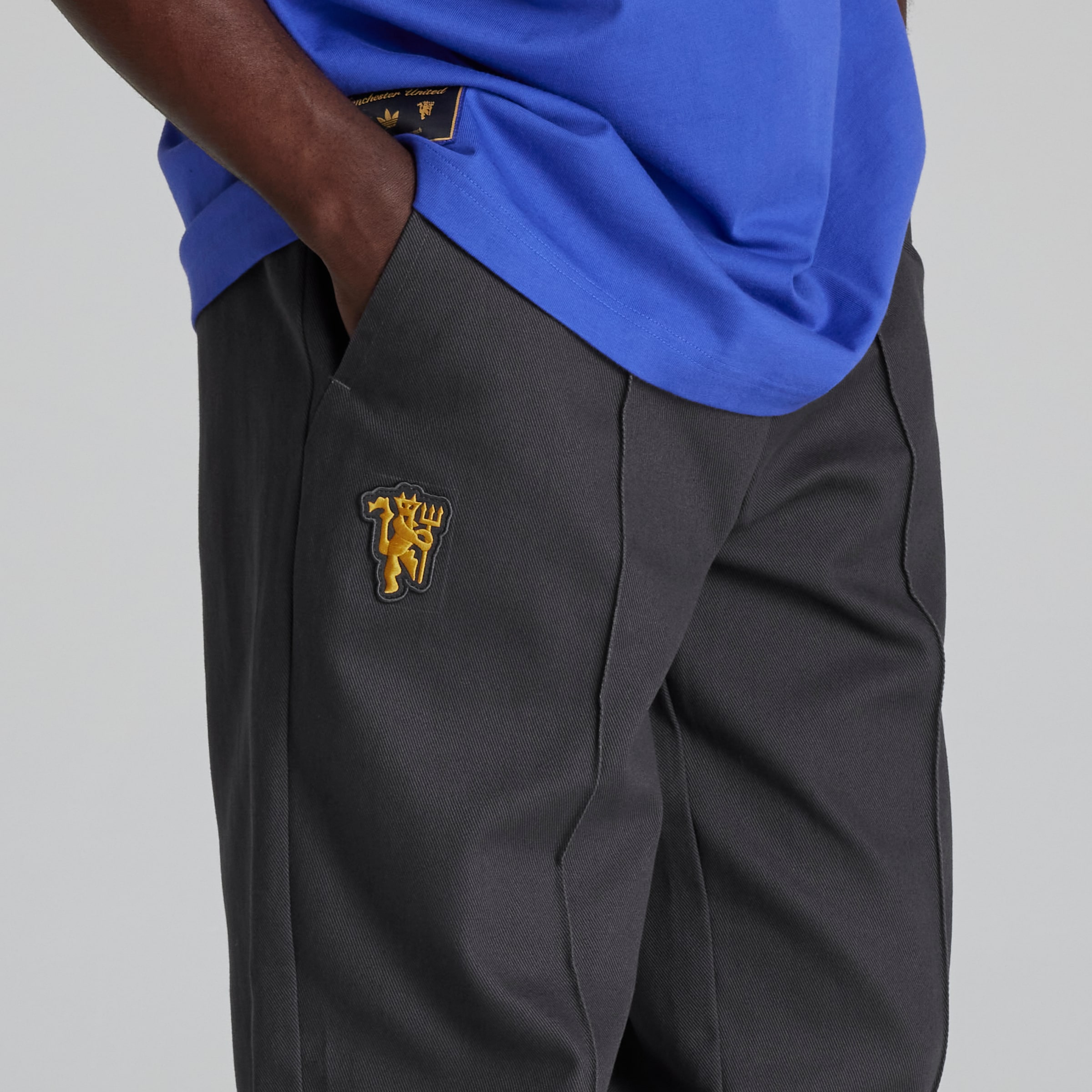 Manchester United Terrace Icons Drill Tracksuit Bottoms Negro Detalle [4-6]
