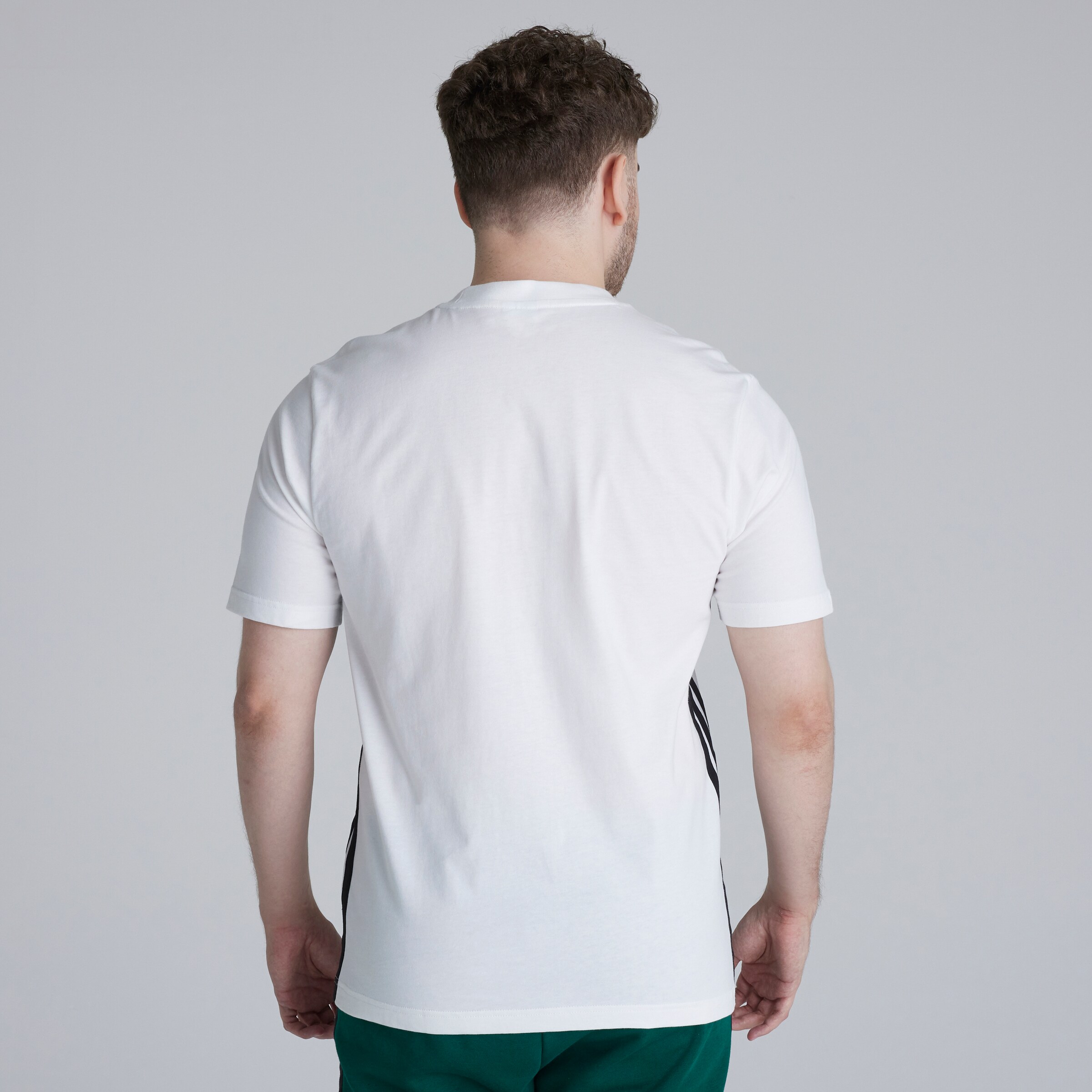 Manchester United x adidas Essentials 3-Stripes Single Jersey T-Shirt White Blanc Détail [2-5]