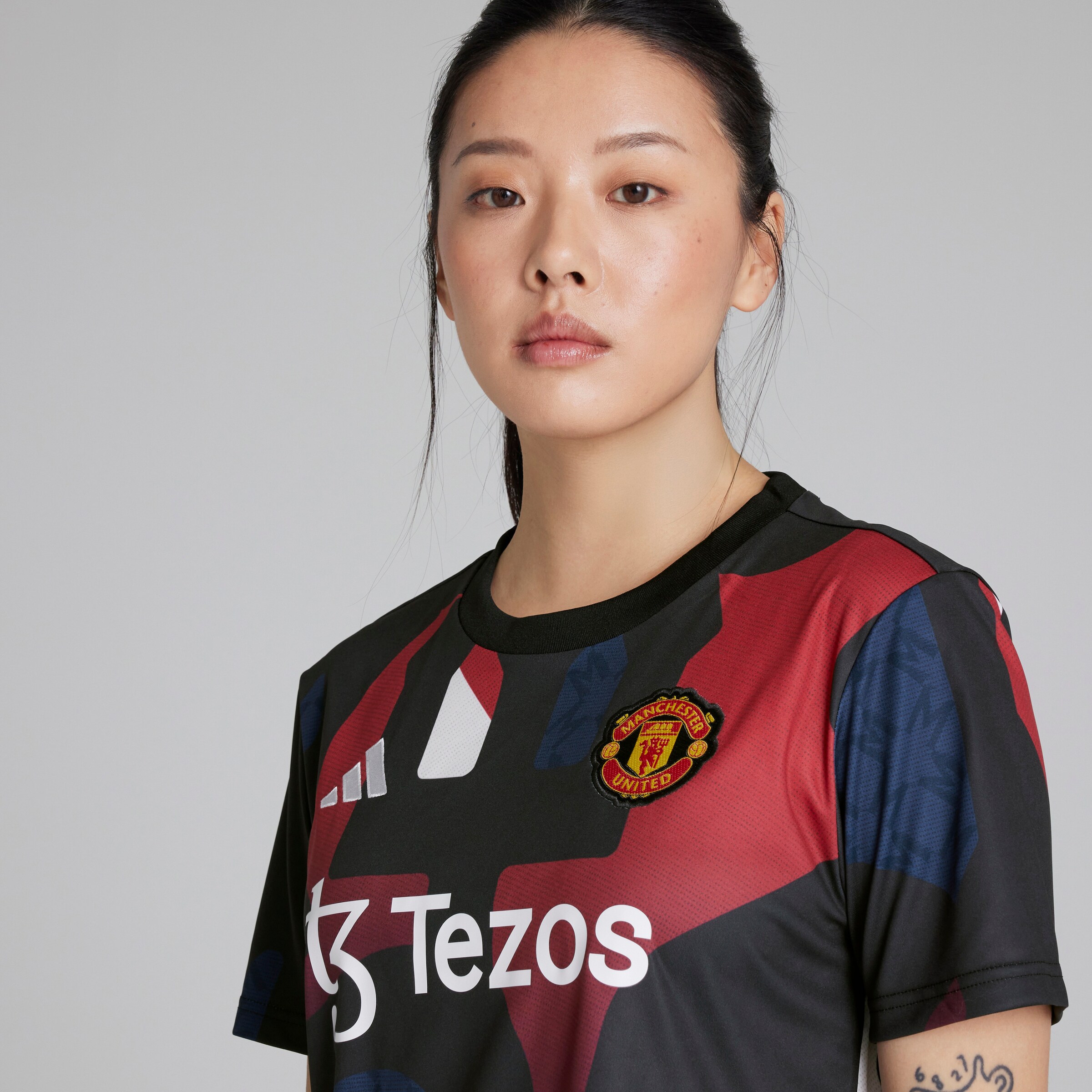 Manchester United Womens Pre-Match Jersey Black Black Detail [4-5]