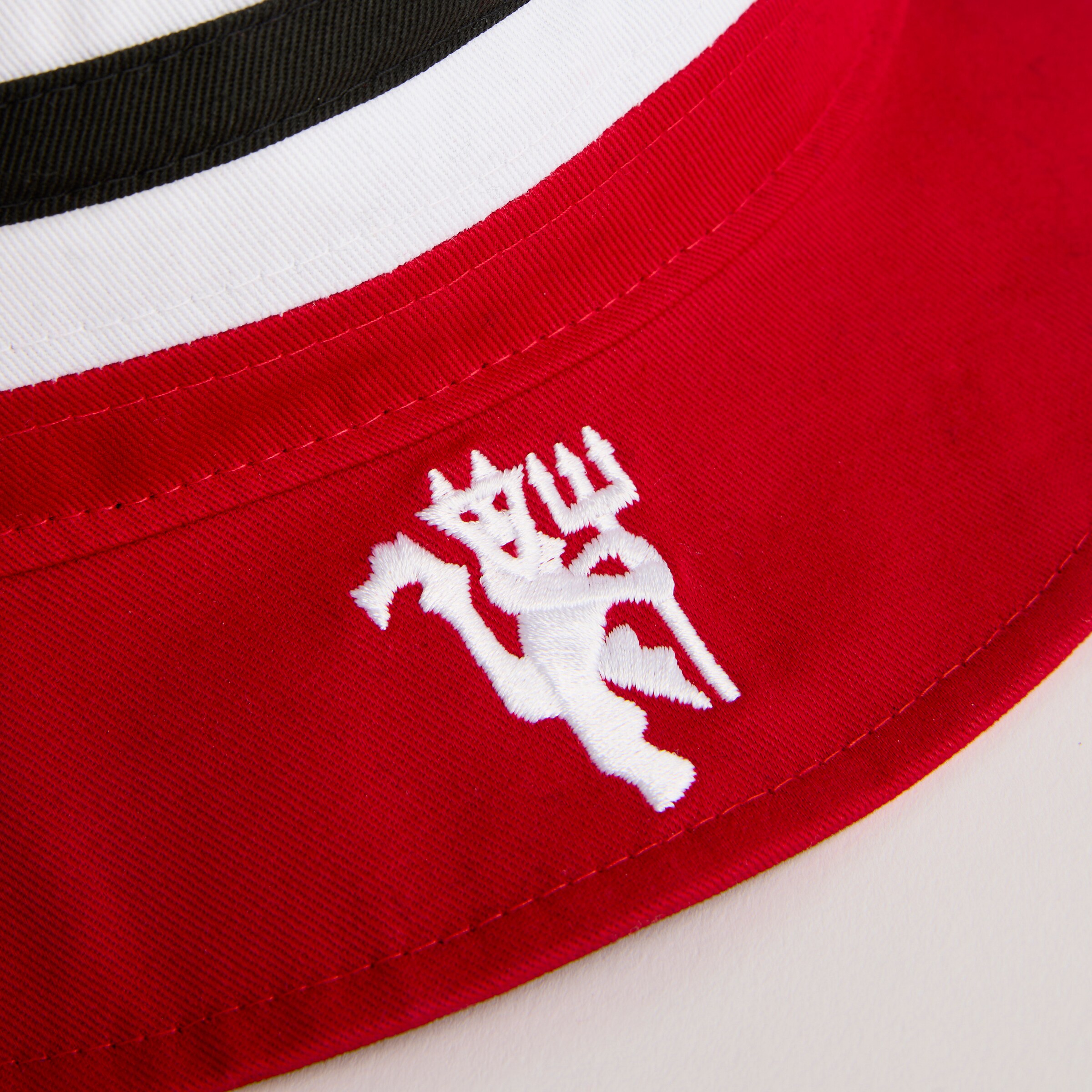 Manchester United x New Era Bar Stripe Bucket Hat Red Detail [4-4]