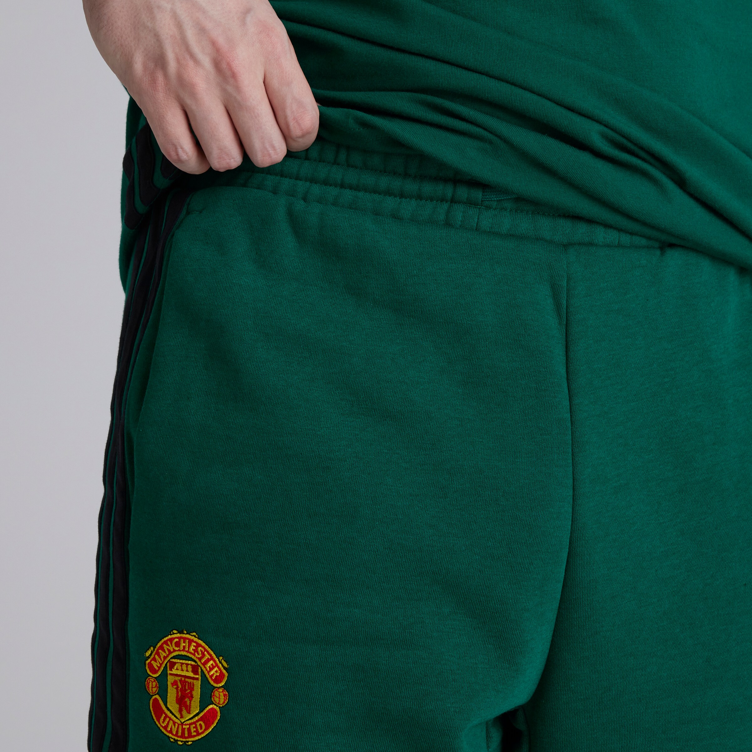 Manchester United x adidas Essentials 3-Stripes Fleece Short Green Vert Détail [6-6]