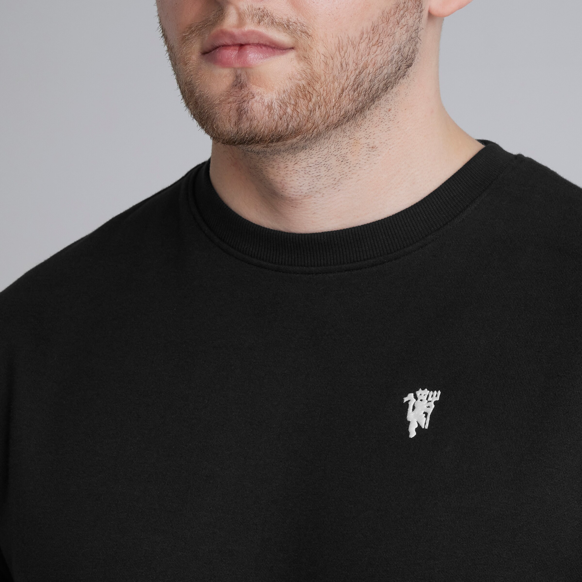 Manchester United Devil Essentials Sweatshirt Black Noir Détail [4-4]