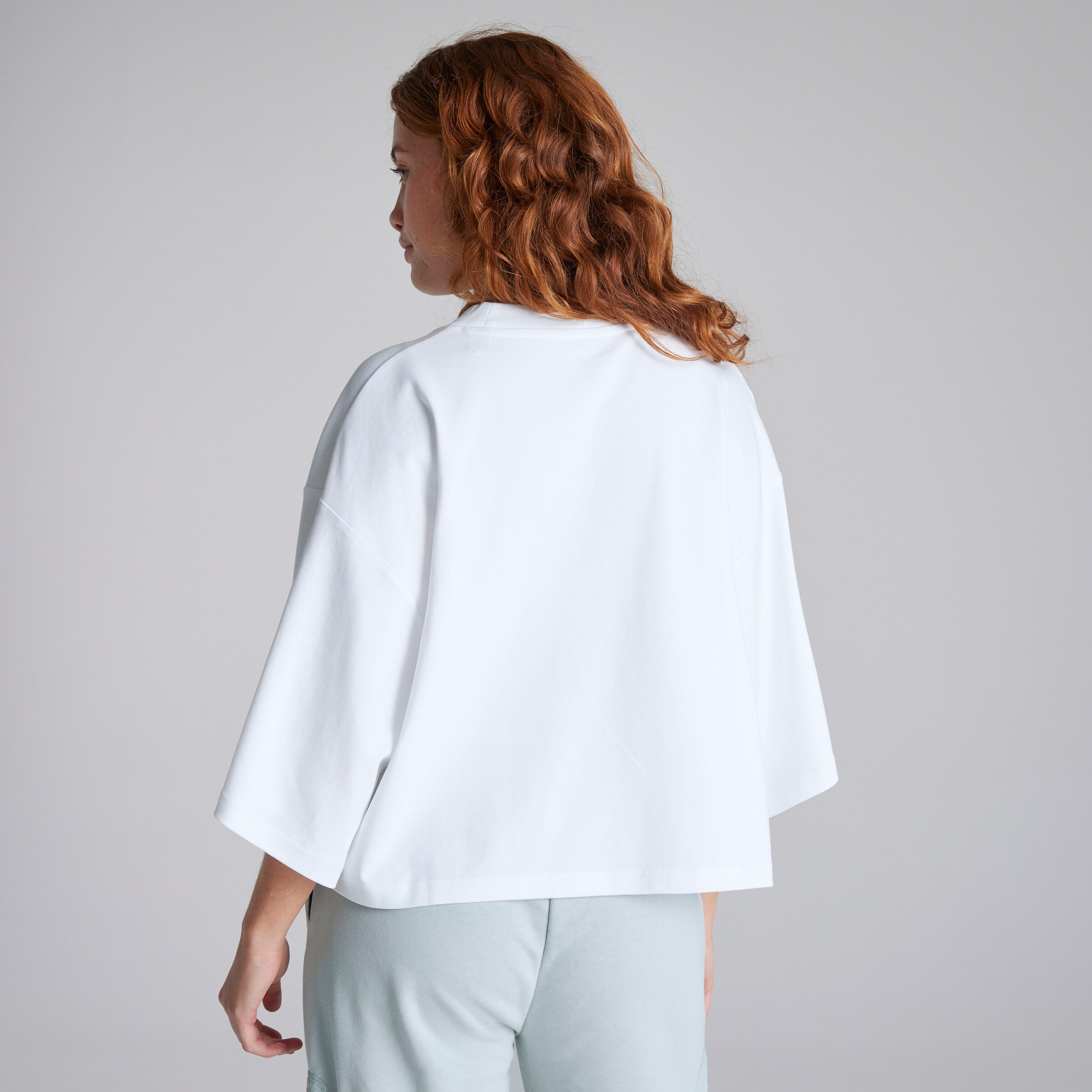 Manchester United x adidas Womens City Escape Loose Fit T-shirt White Blanc Détail [2-5]