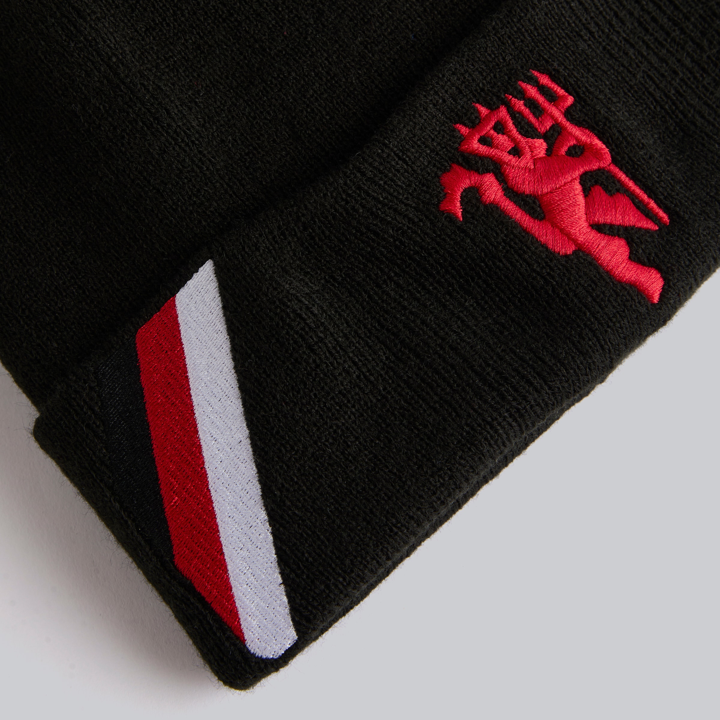 Manchester United x New Era Side Fan Flag Beanie Black 검정색 세부 사항 [3-4]