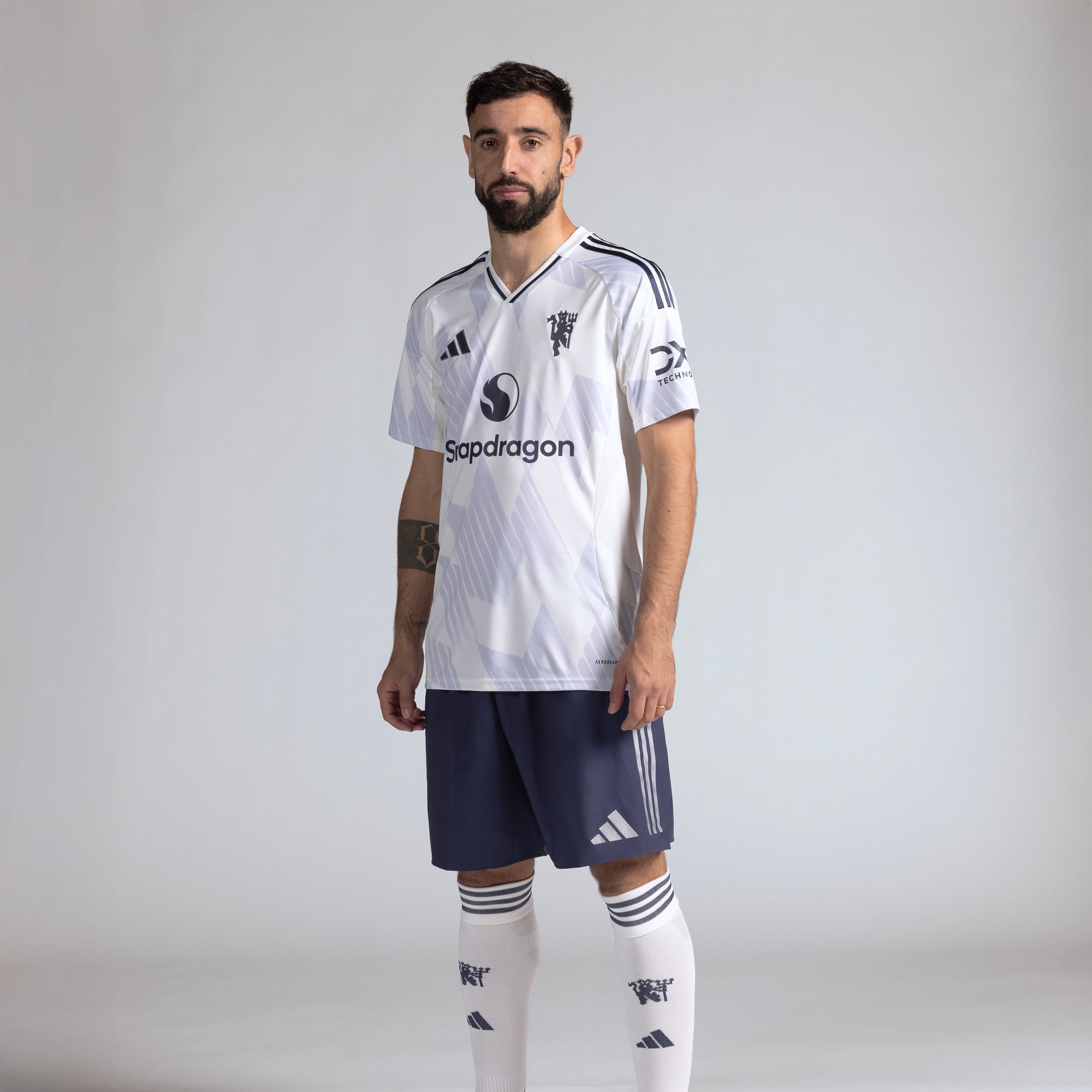 Manchester United 25/26 Away Jersey with Fernandes 8 Club Printing Blanc Détail [3-5]