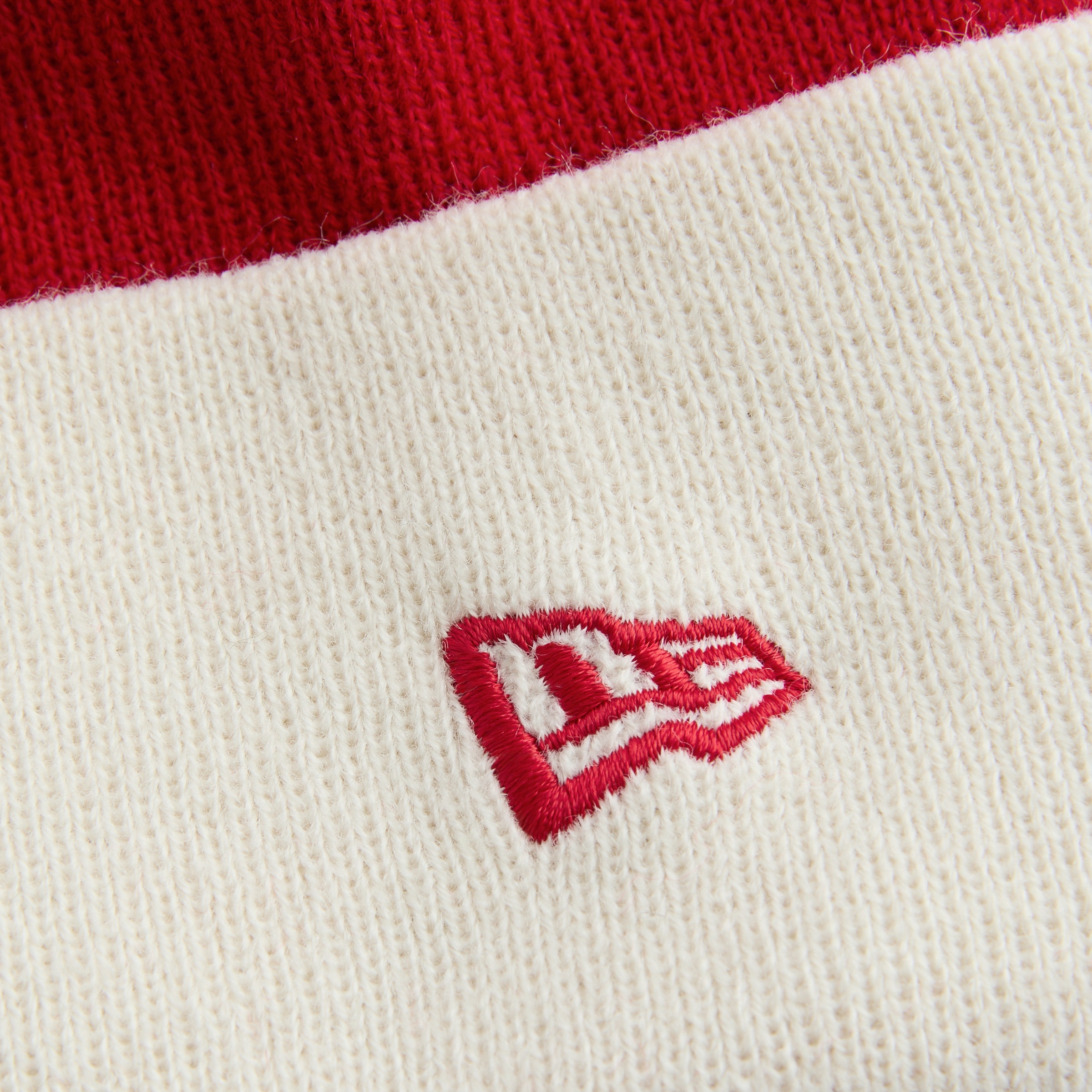 Manchester United x New Era Kids Contrast Bobble Beanie Red Beige Detalle [4-4]