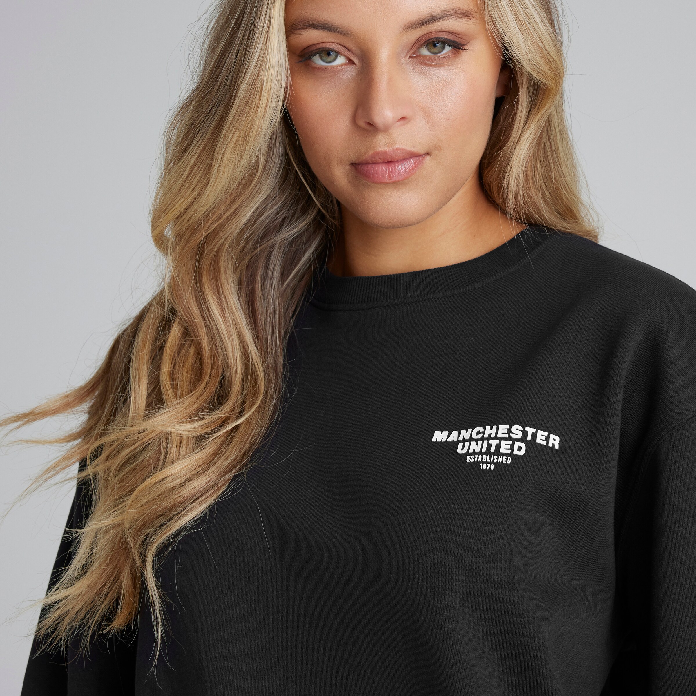 Manchester United Womens Back Print Sweatshirt Black Black Detail [4-7]