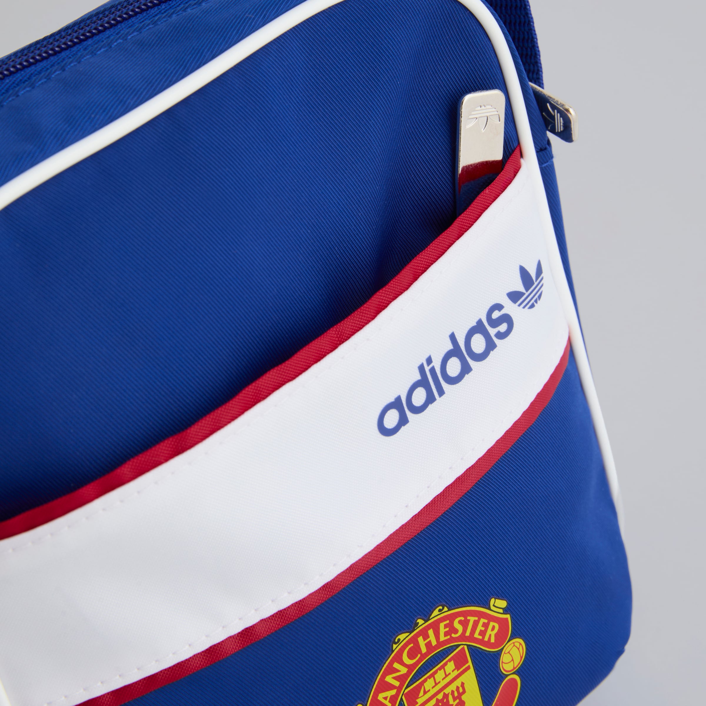 Manchester United x adidas Away Festival Bag Blue 蓝色 细节 [4-4]
