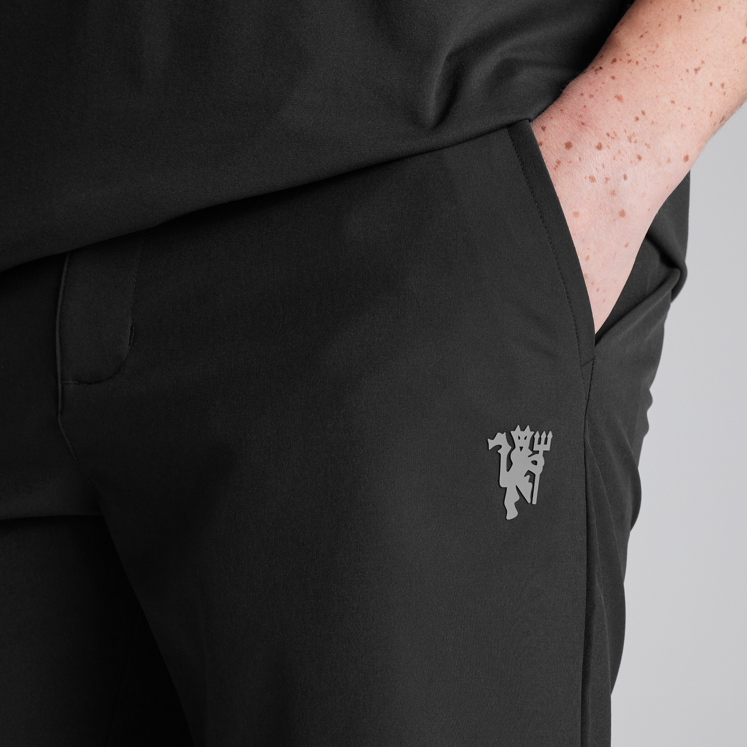 Manchester United x adidas Golf Ultimate365 8.5-Inch Golf Shorts Black Noir Détail [4-5]