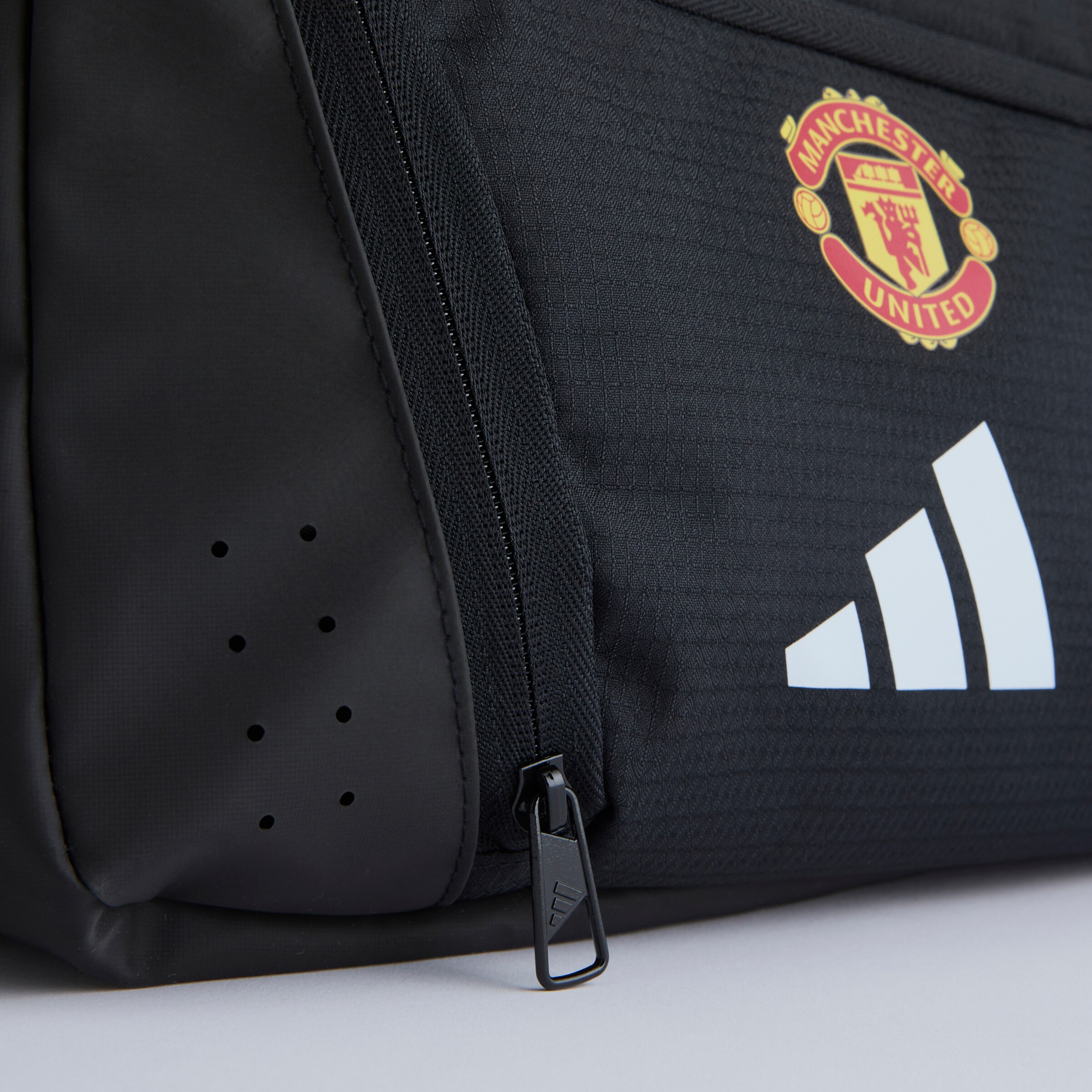 Manchester United x adidas Essentials 3-Stripes Duffel Bag Small Black Noir Détail [3-4]