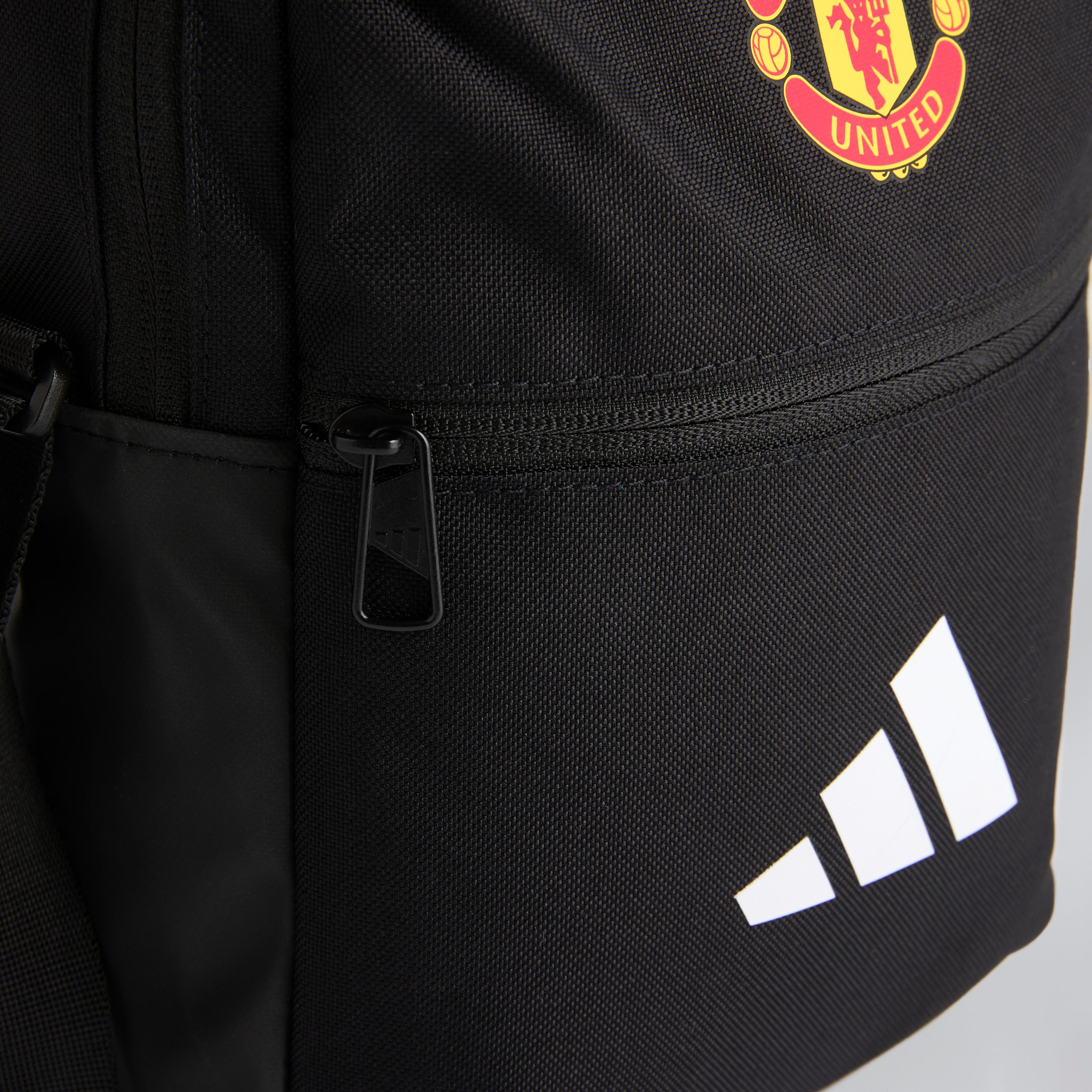 Manchester United x adidas Essentials Organizer Schwarz Schwarz Detail [4-4]
