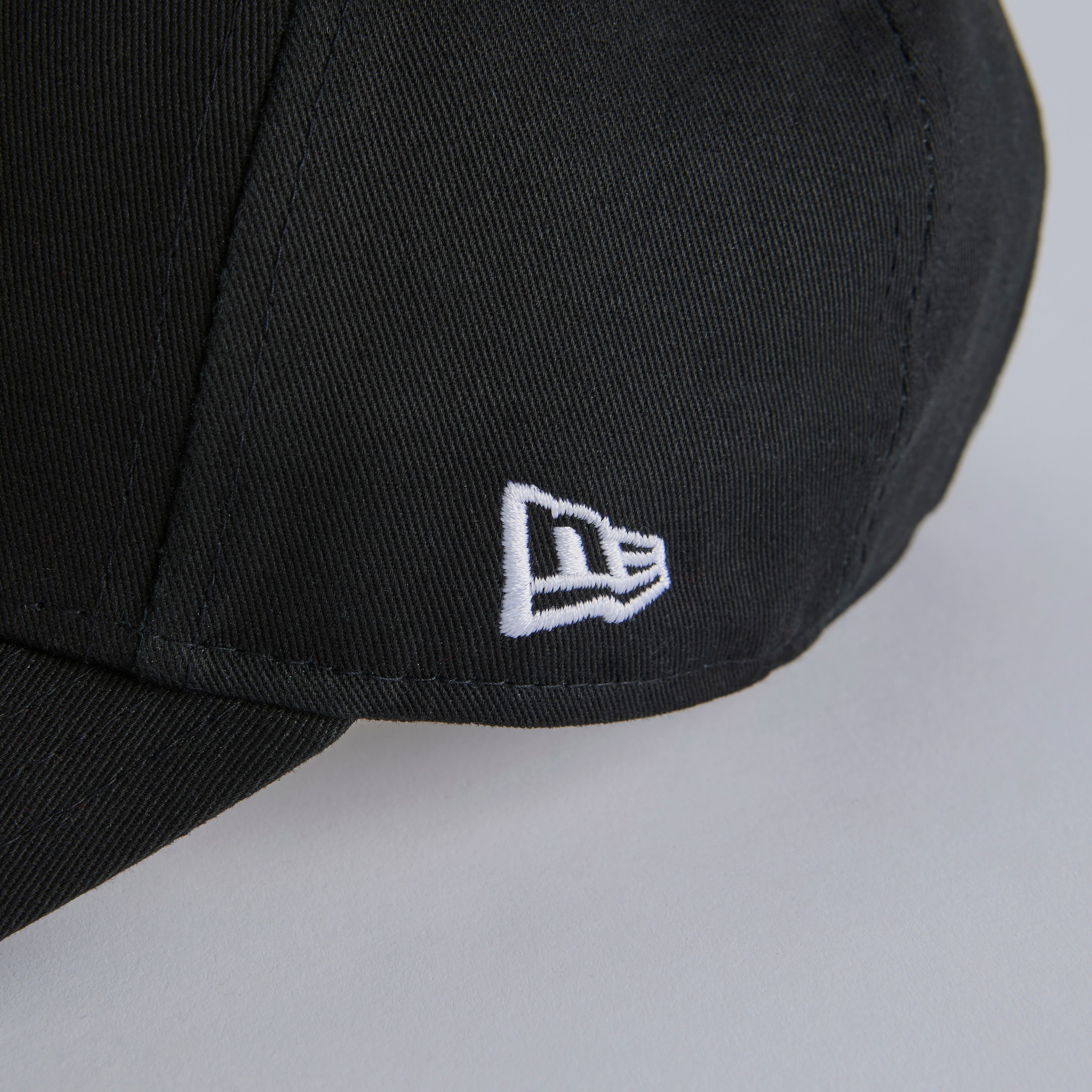 Manchester United x New Era Kids Core 9Forty Cap Black Black Detail [4-4]