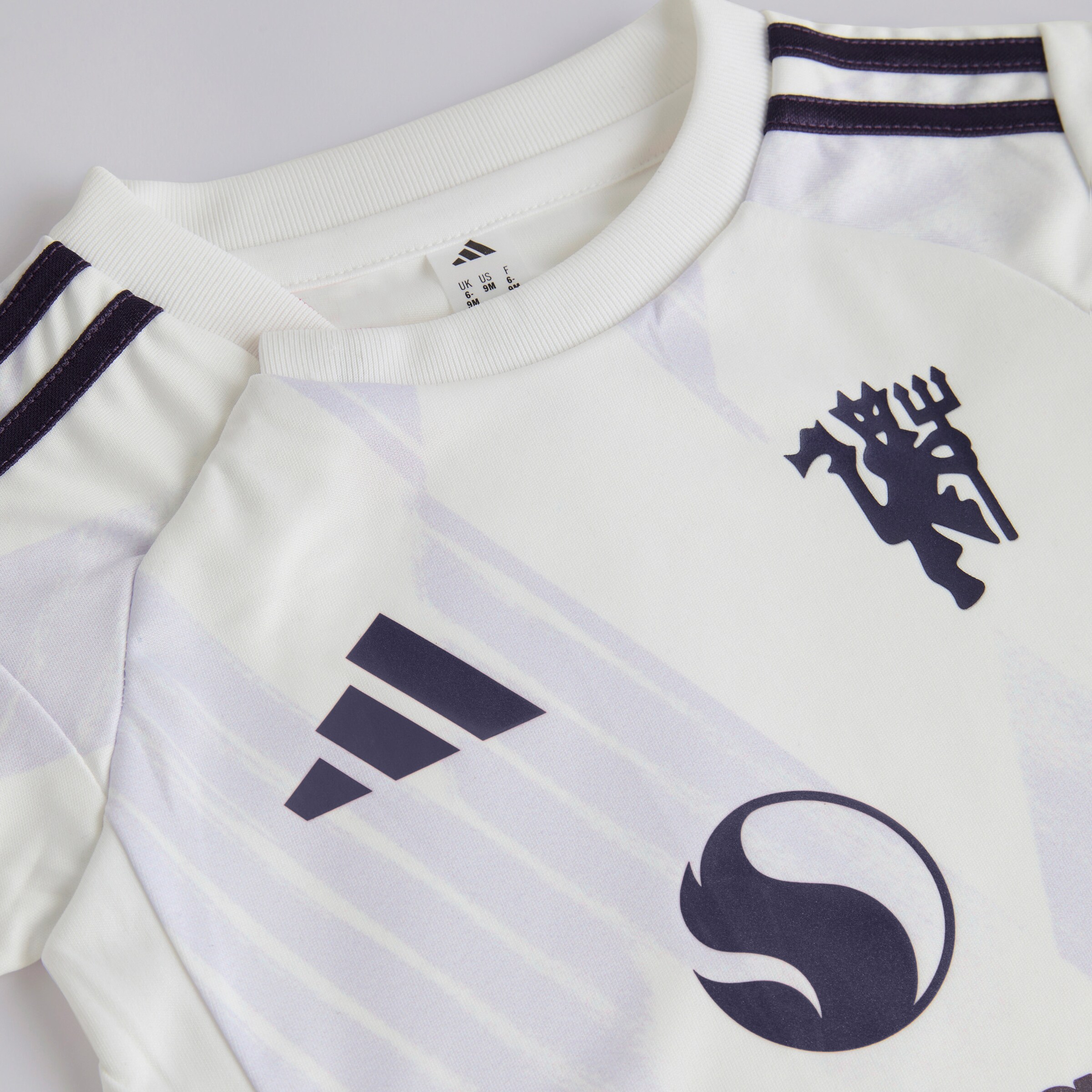 Manchester United 25/26 Away Baby Kit Kids Blanc Détail [3-4]