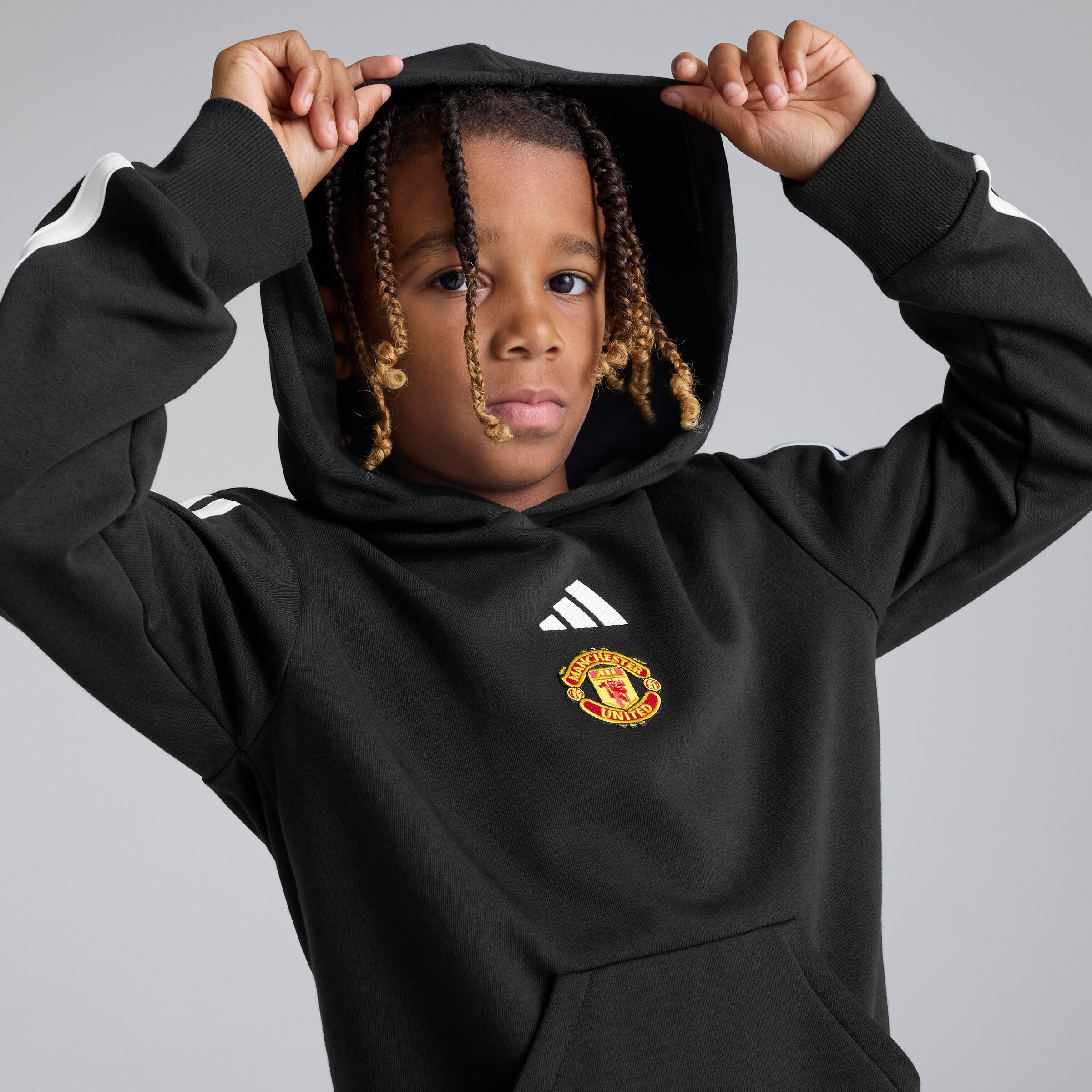 Manchester United x adidas Kids Essentials 3-Stripes Hoodie Black Noir Détail [5-5]