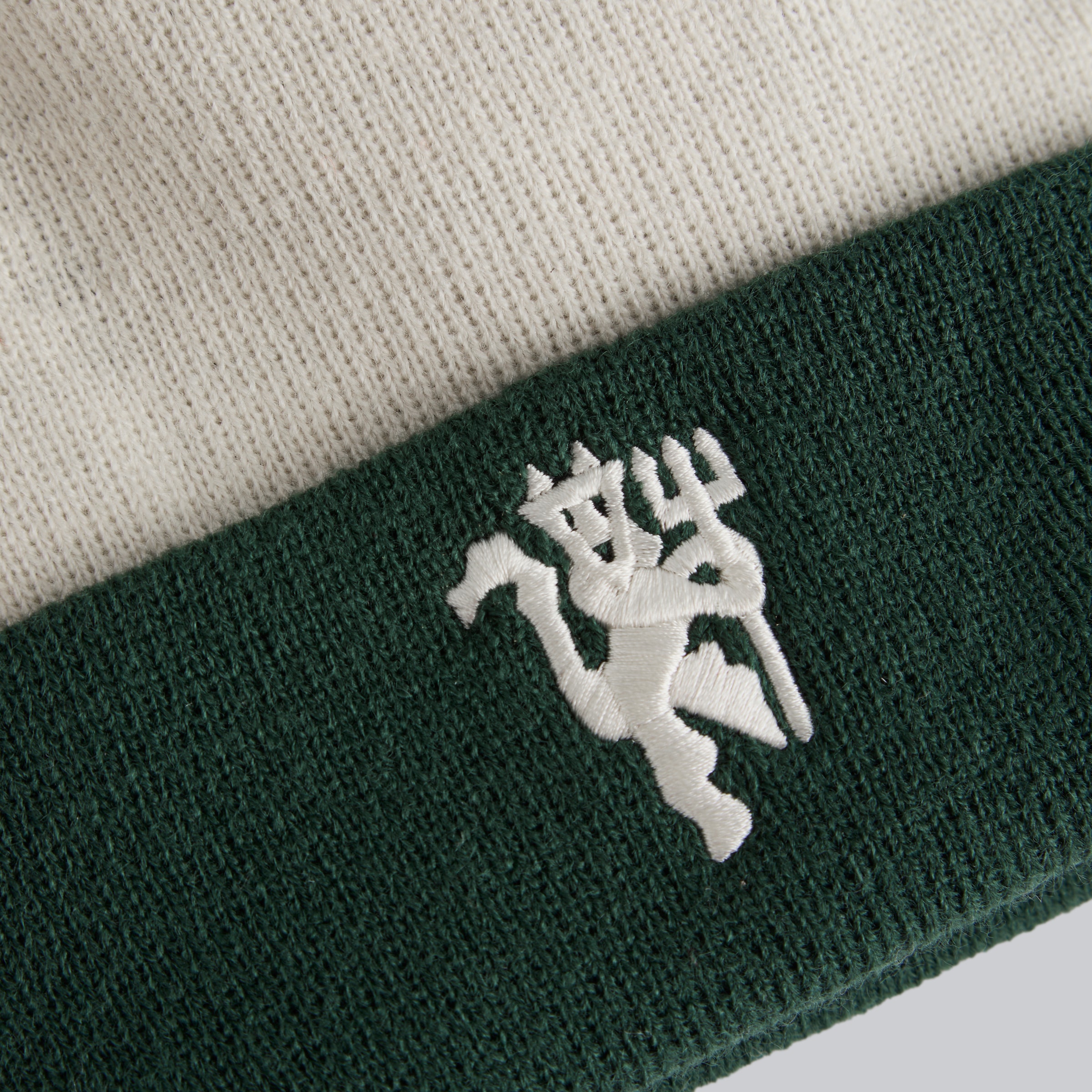 Manchester United x New Era Contrast Devil Women's Beanie Ivory Beige Detail [3-3]