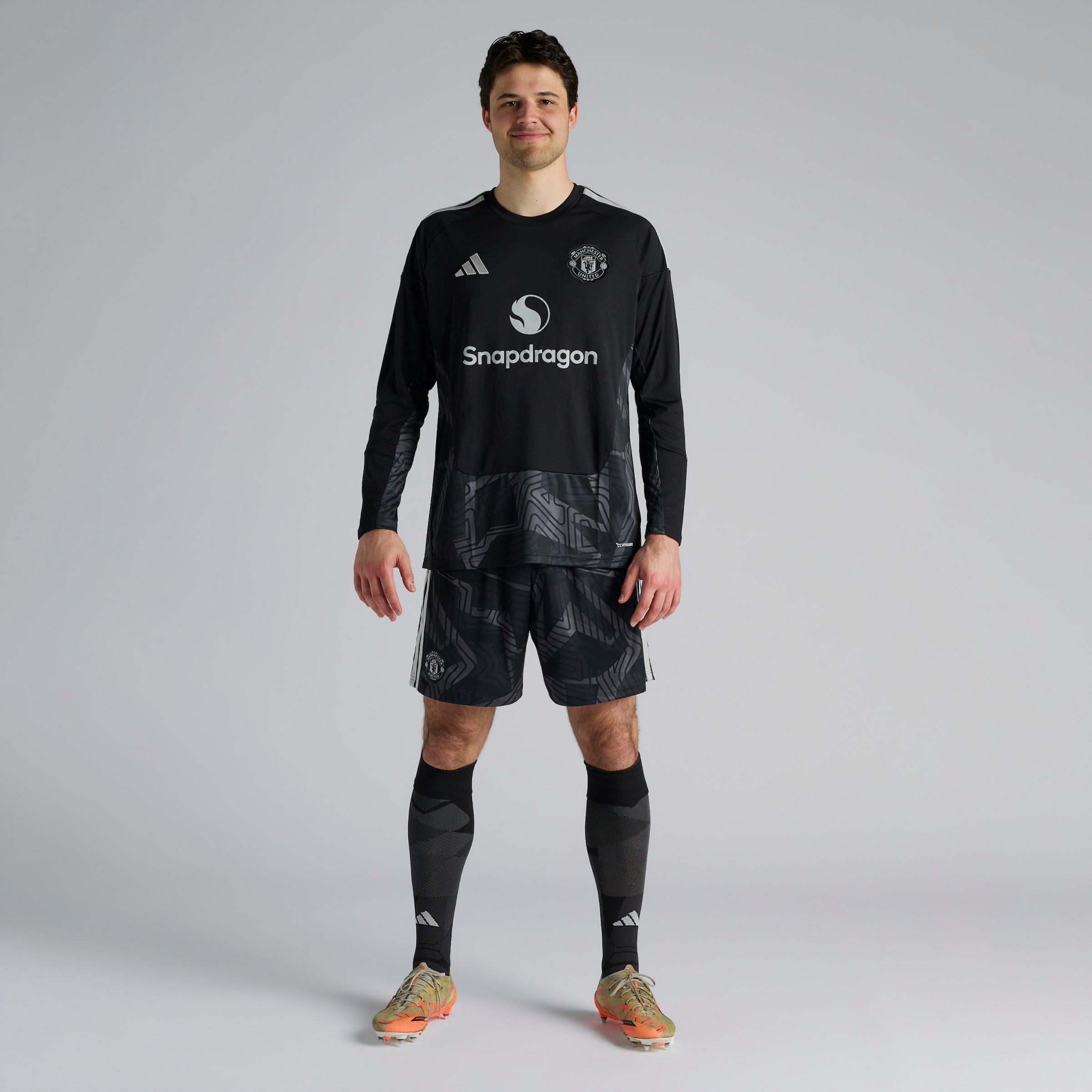 Manchester United 26/27 Home Goalkeeper Long Sleeve Jersey Black Black Detail [3-5]