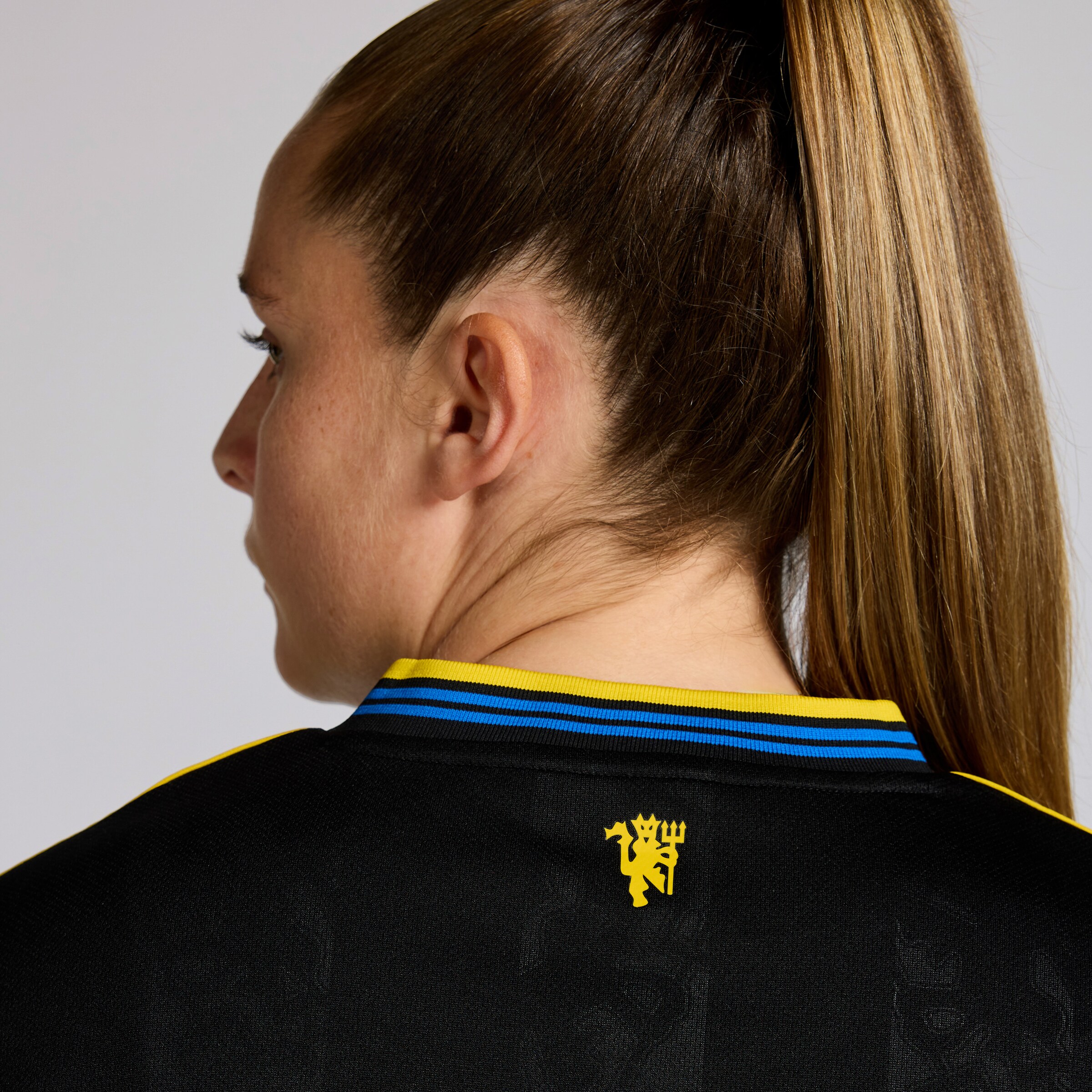 Manchester United 25/26 Womens Third Jersey Black Detail [5-5]