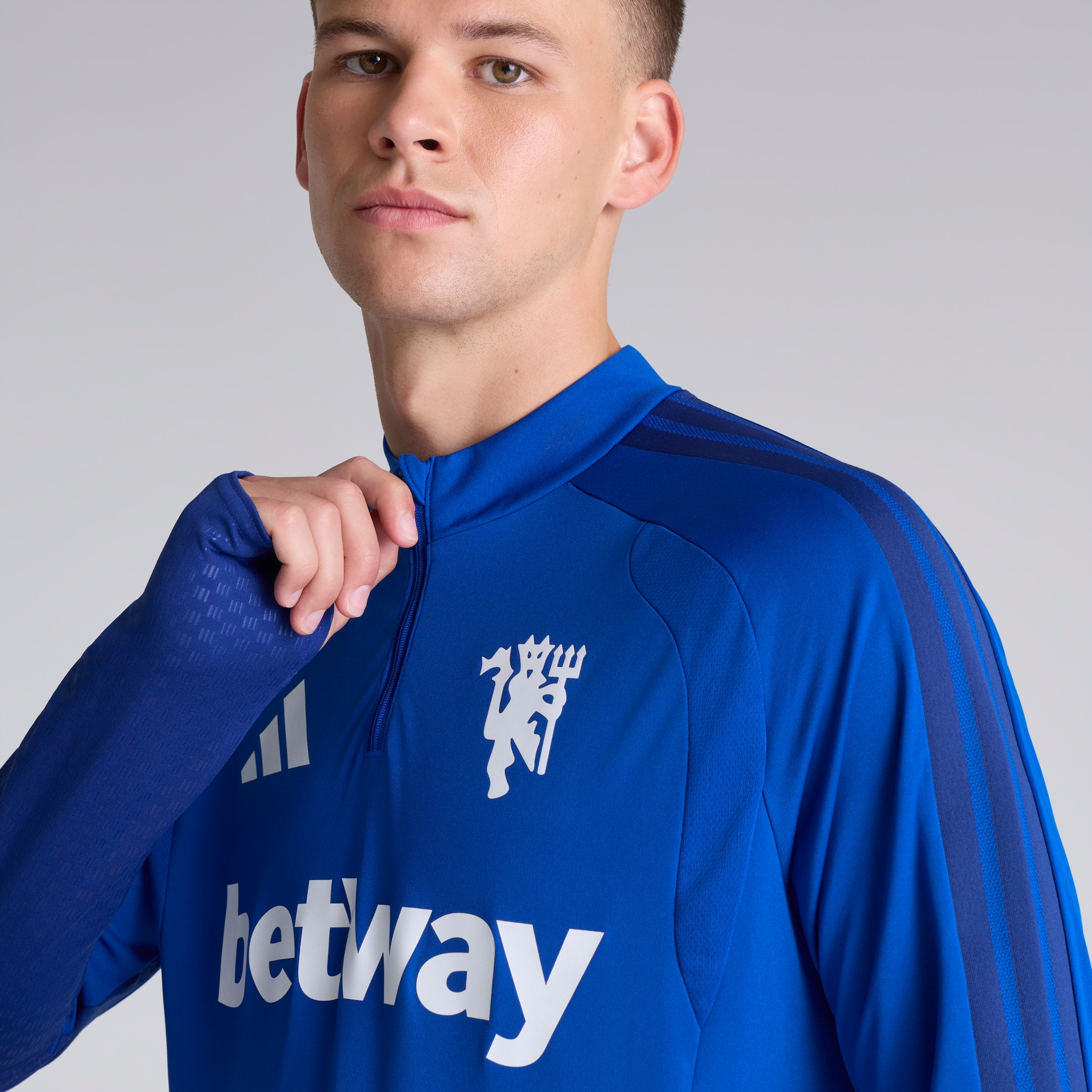 Manchester United 26/27 Cup Training Tiro Top Blue (Sponsored) Blau Detail [5-5]