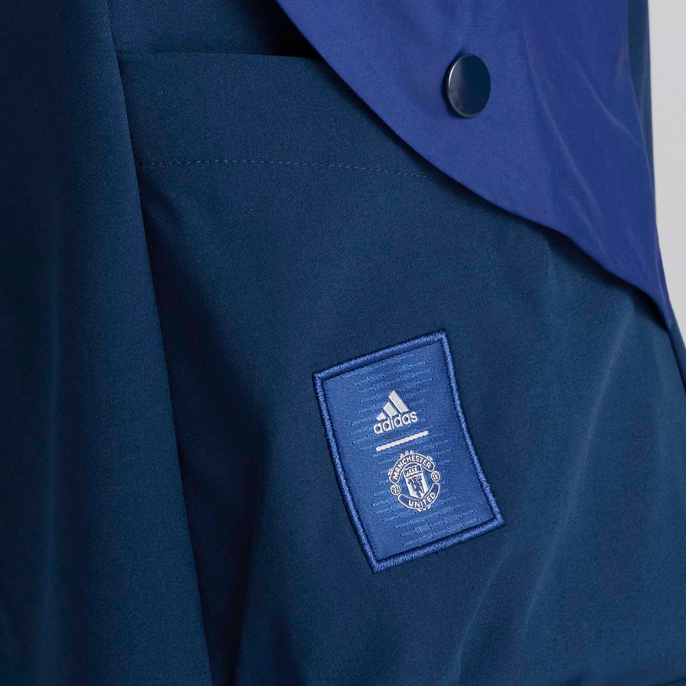 Manchester United x adidas Mens SZN Cargo Shorts Blue Bleu Détail [5-5]