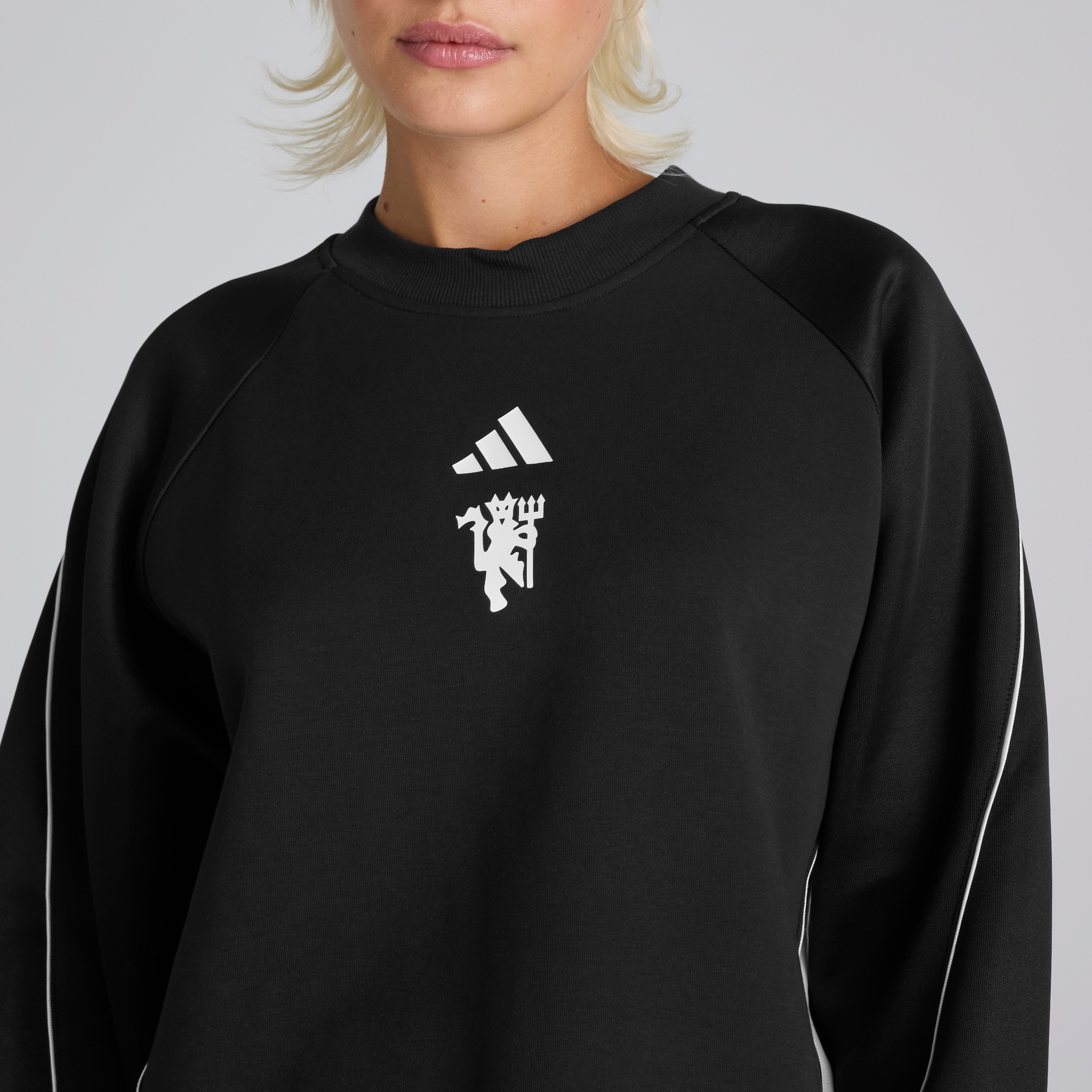 Manchester United x adidas Womens Stadium Crewneck Sweatshirt Black Noir Détail [4-5]