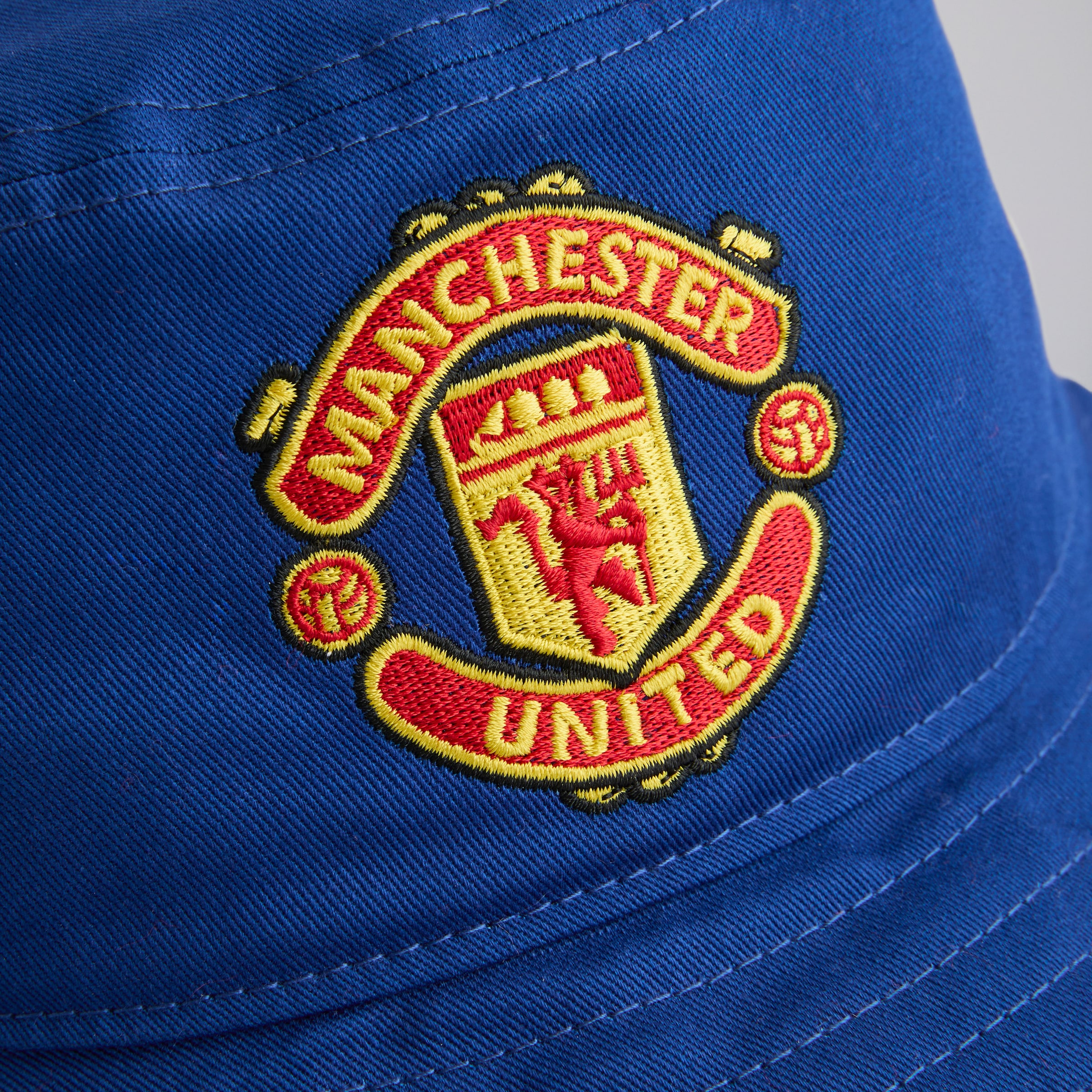 Manchester United x New Era Retro Bucket Hat Blue Azul Detalle [5-5]