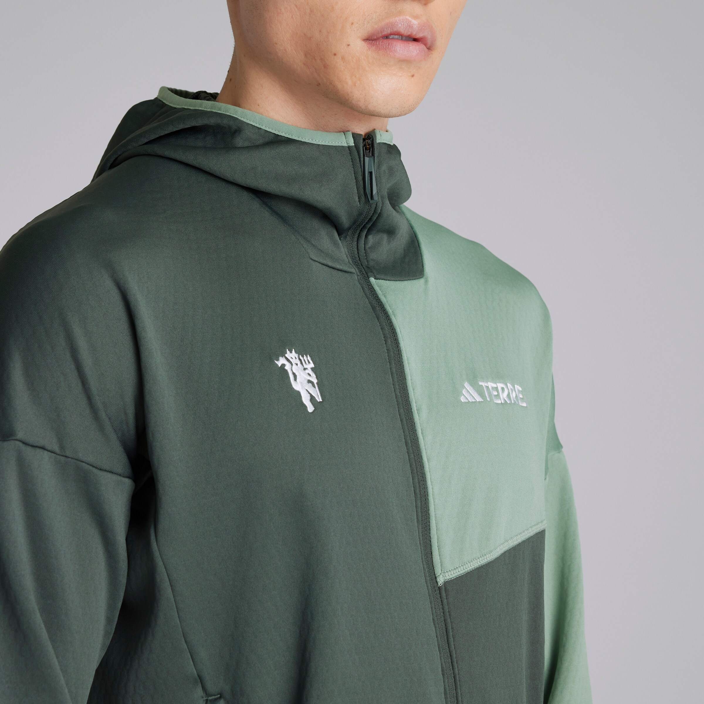 Manchester United x adidas Terrex Xperior Light Fleece Hooded Jacket Green Green Detail [4-5]