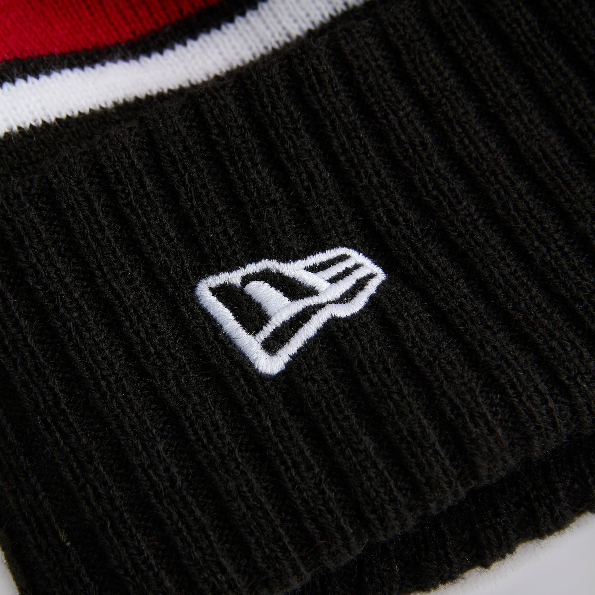 Manchester United x New Era Sport Knit Bobble Beanie Black Black Detail [4-4]