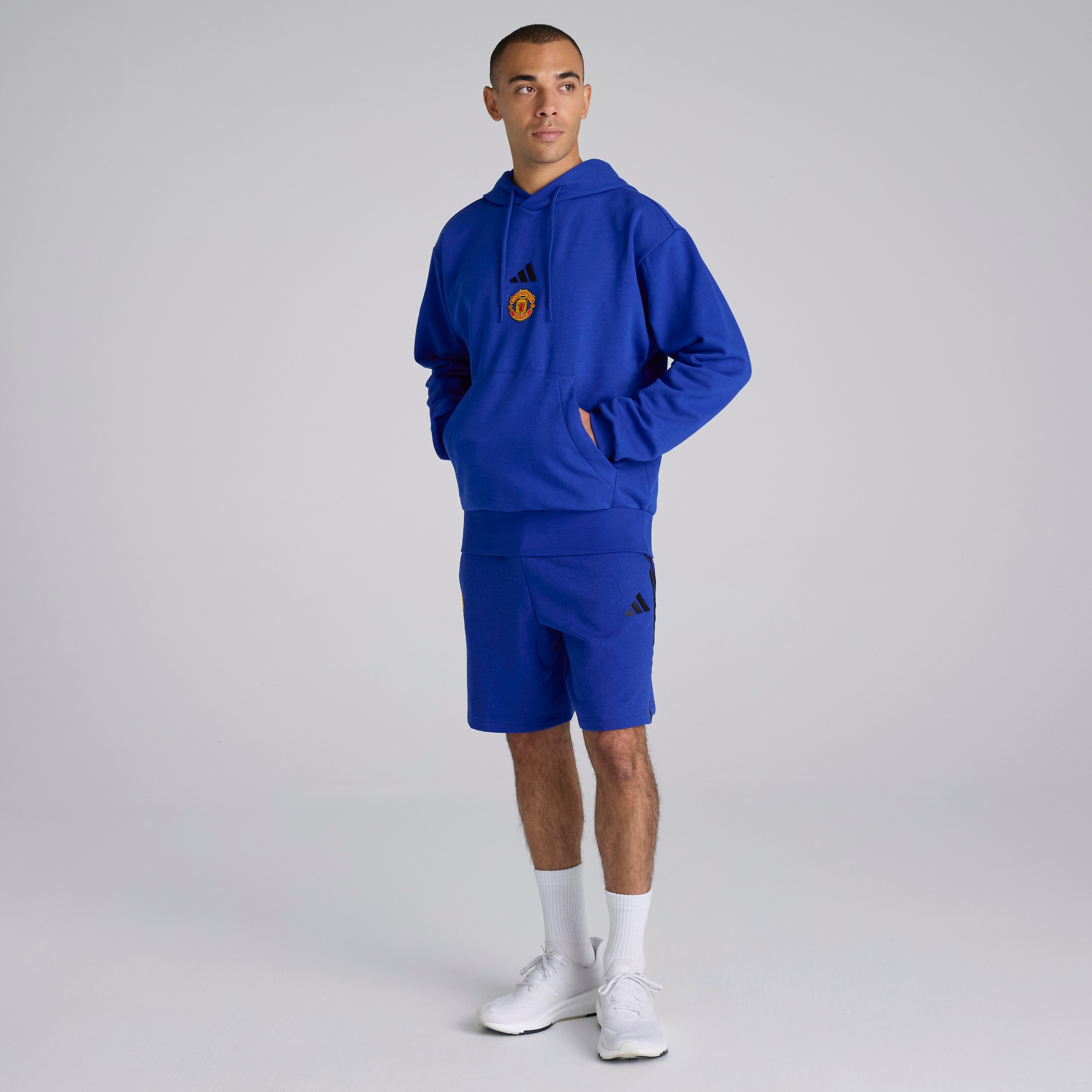 Manchester United x adidas Essentials Feelcozy Hoodie Blue Bleu Détail [3-6]