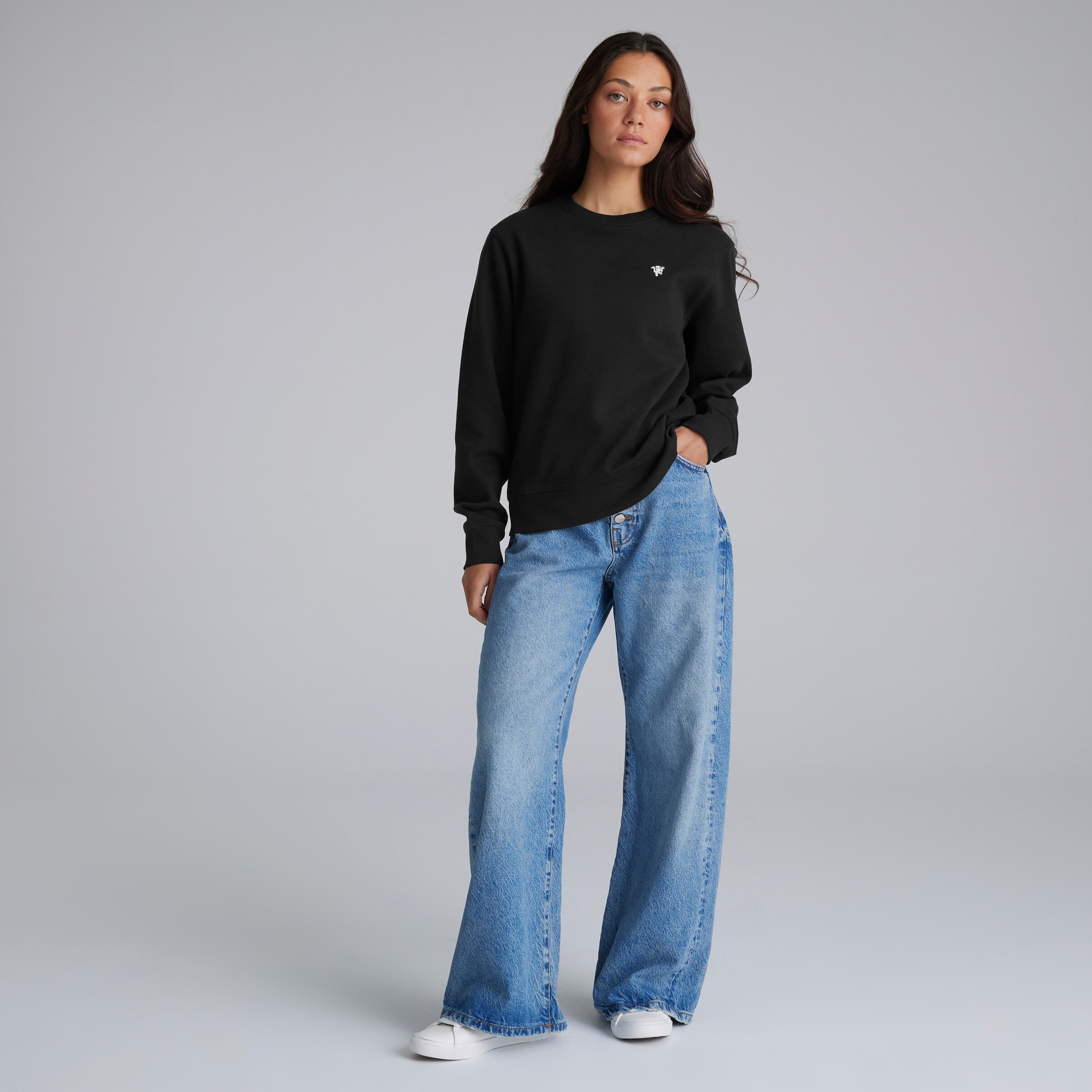 Manchester United Womens Devil Essentials Sweatshirt Black Black Detail [3-5]